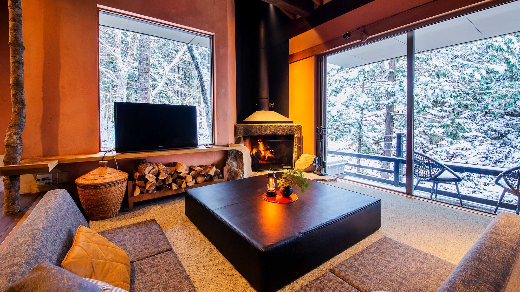 ・Falling Water House_A living room with a low line of sight so you can enjoy the view to the fullest. There is also an option for a fireplace in the winter.
