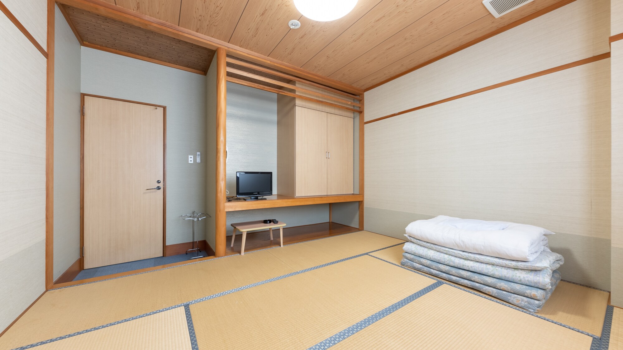 [Smoking] Japanese-style room for 1-2 people (shared bathroom and toilet)