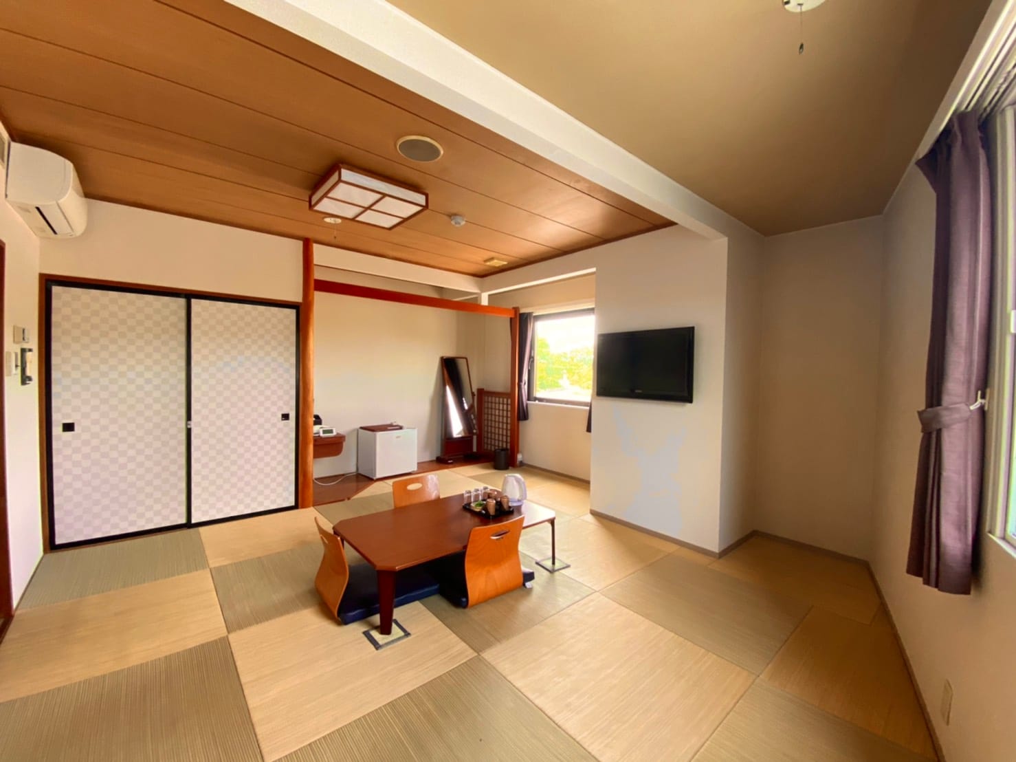 Japanese-style room (8 tatami mats)