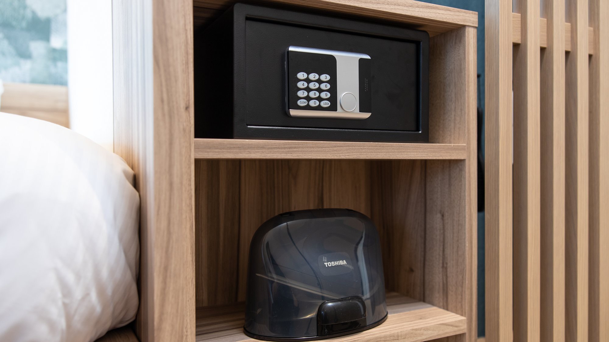 [Peralatan/fasilitas kamar] Brankas, setrika uap
