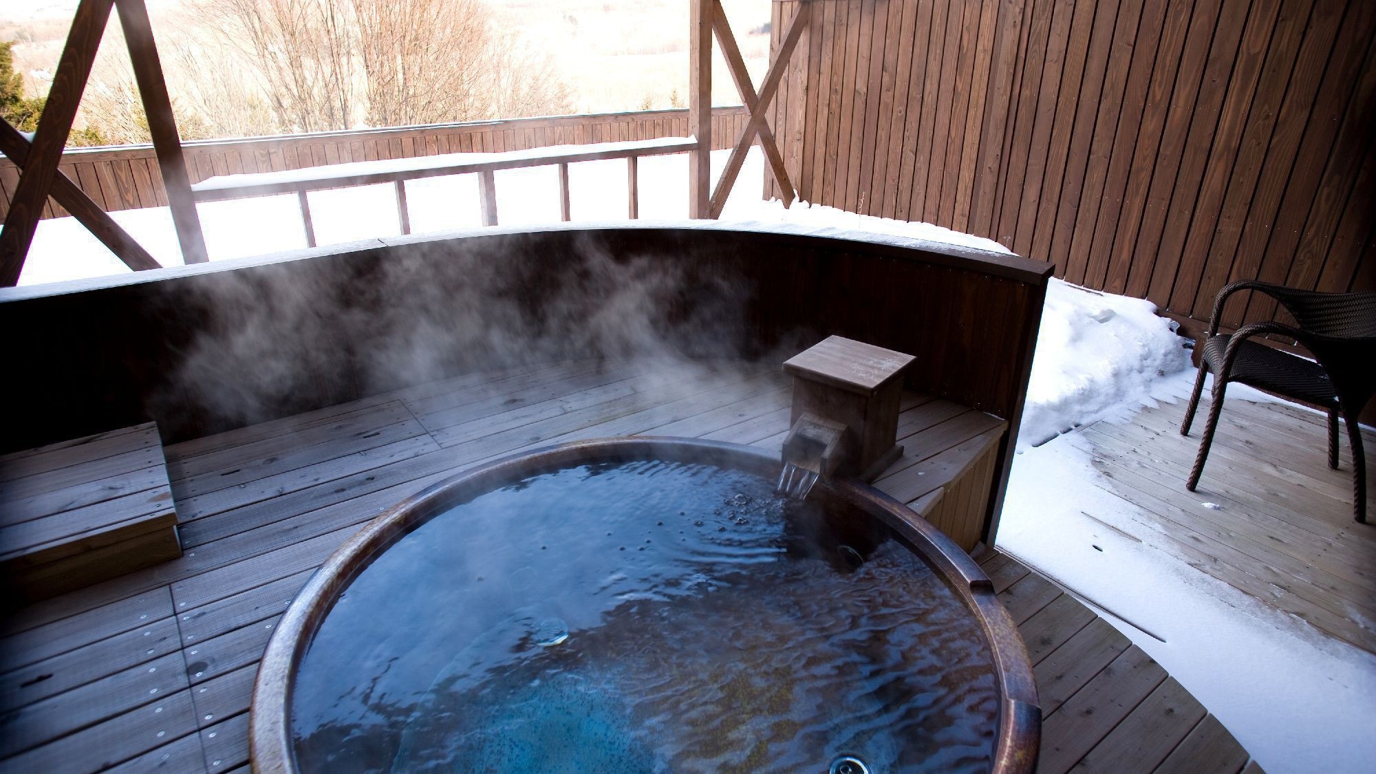 ◆ [帶露天浴池] 日西式客房/帶私人花園的客房露天浴池充滿溫泉水。
