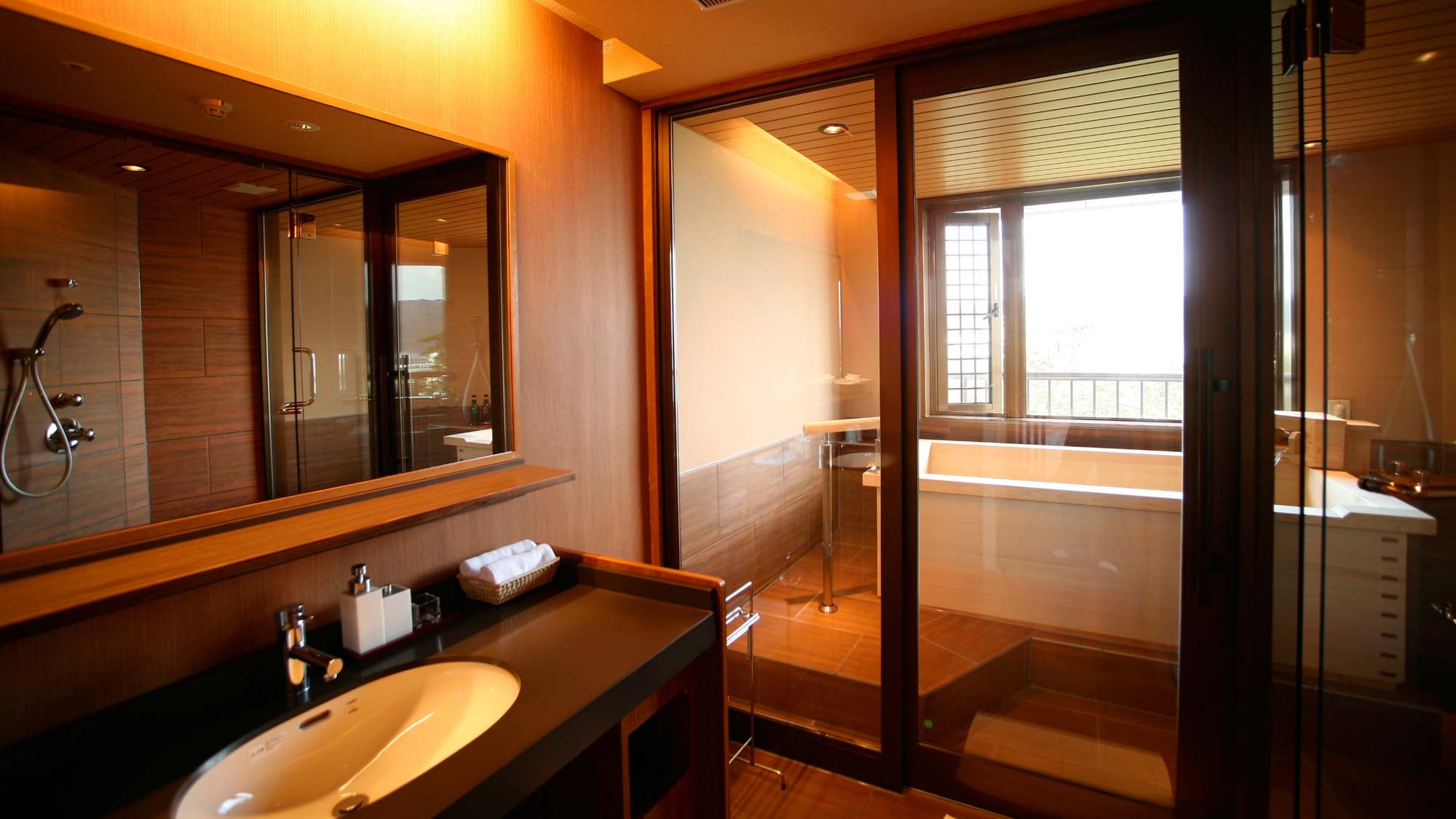 [Warm floor] Washbasin of special room A with cypress bath