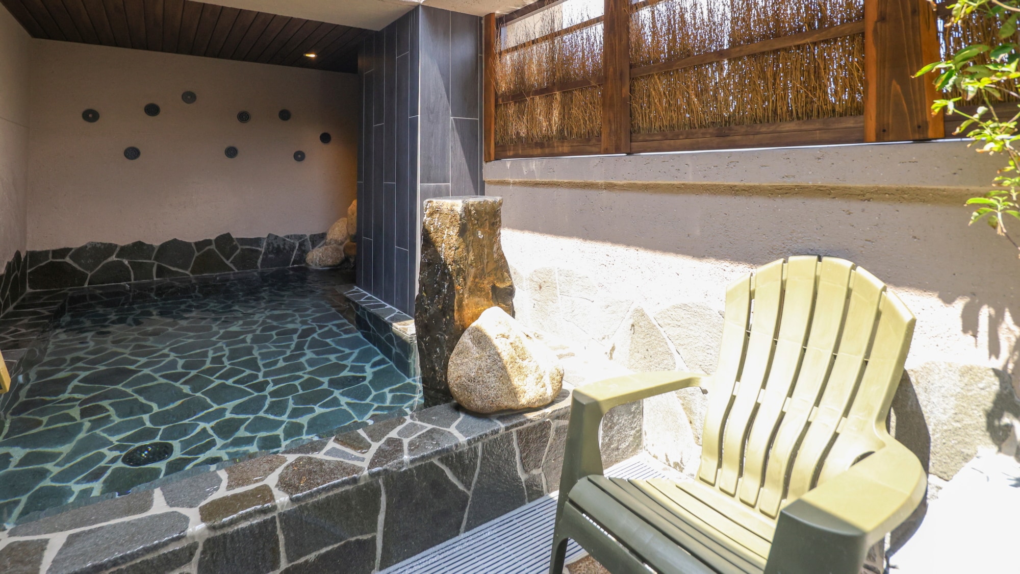 [Men] Open-air bath (water temperature: 41-42℃)