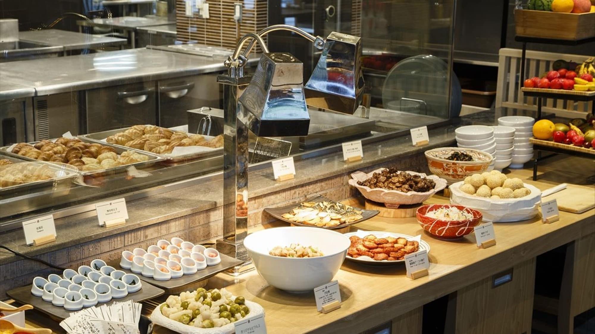 For breakfast, we offer Japanese and Western dishes that incorporate the ingredients of Kyushu, a treasure trove of food, under the theme of "enriching the heart and having fun."