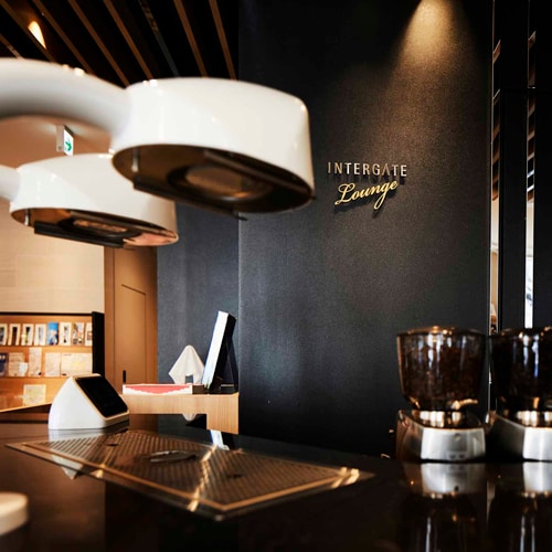 [Coffee counter] We offer specialty coffee in partnership with local shops. Please enjoy a cup of bliss