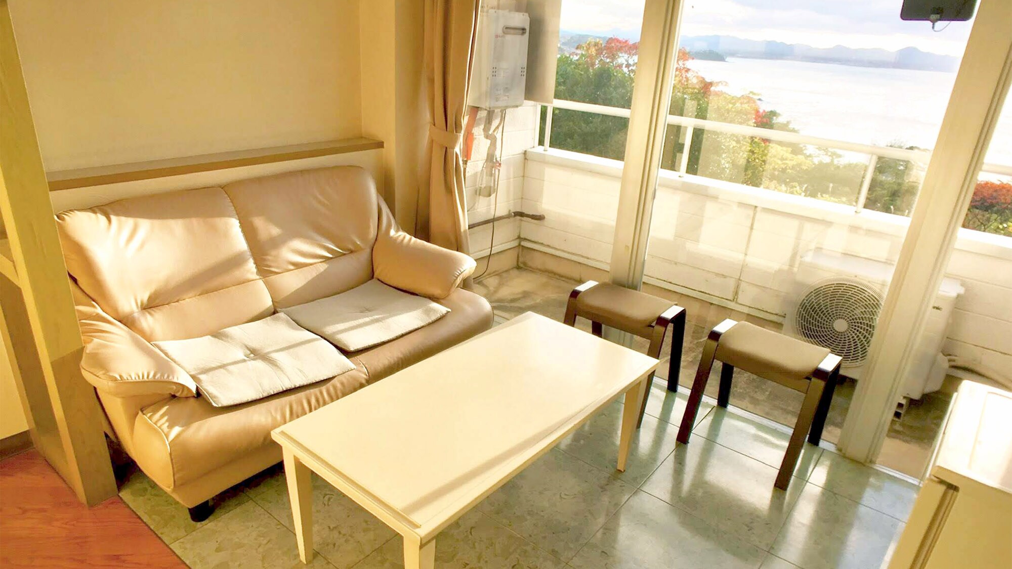 ・We also recommend relaxing on the sofa with friends or family and watching the ocean.