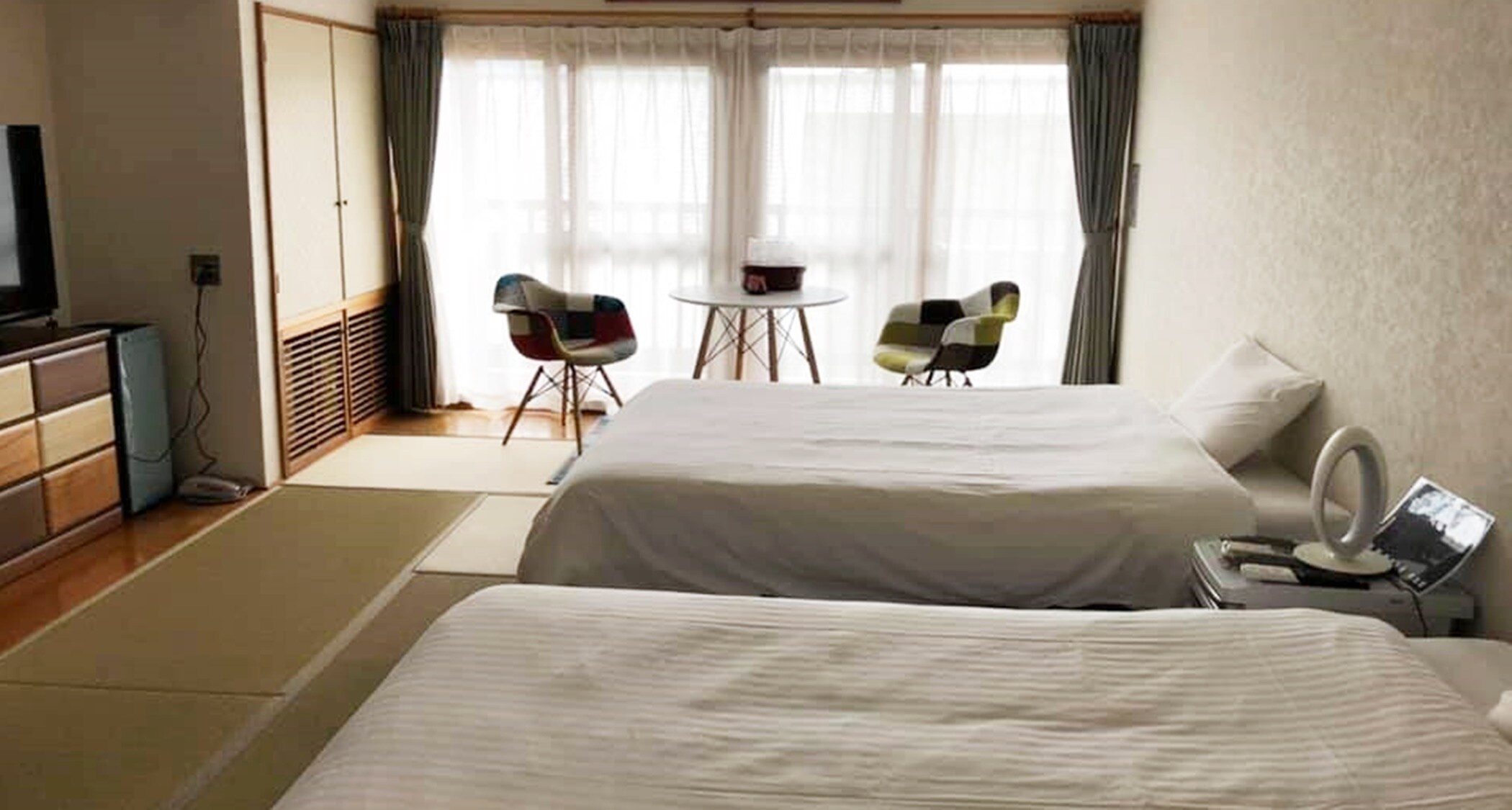 [Example of room] Japanese-style room with 12 tatami mats, 2 double beds and 1 bed (no bath, toilet included)