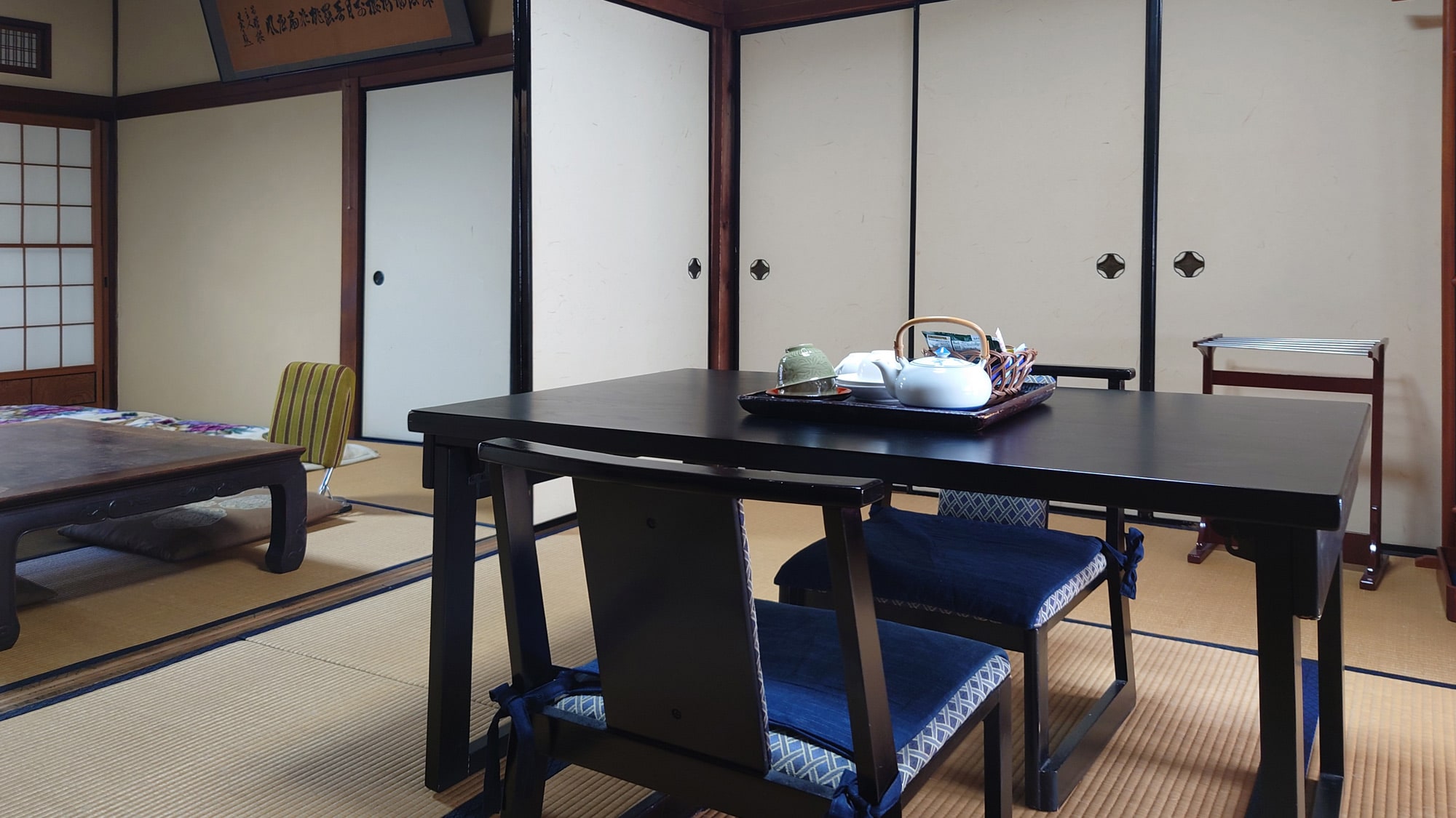 [General Nogi's Room (14 tatami mats, non-smoking, 2nd floor, with key)] Please come and enjoy your tea.