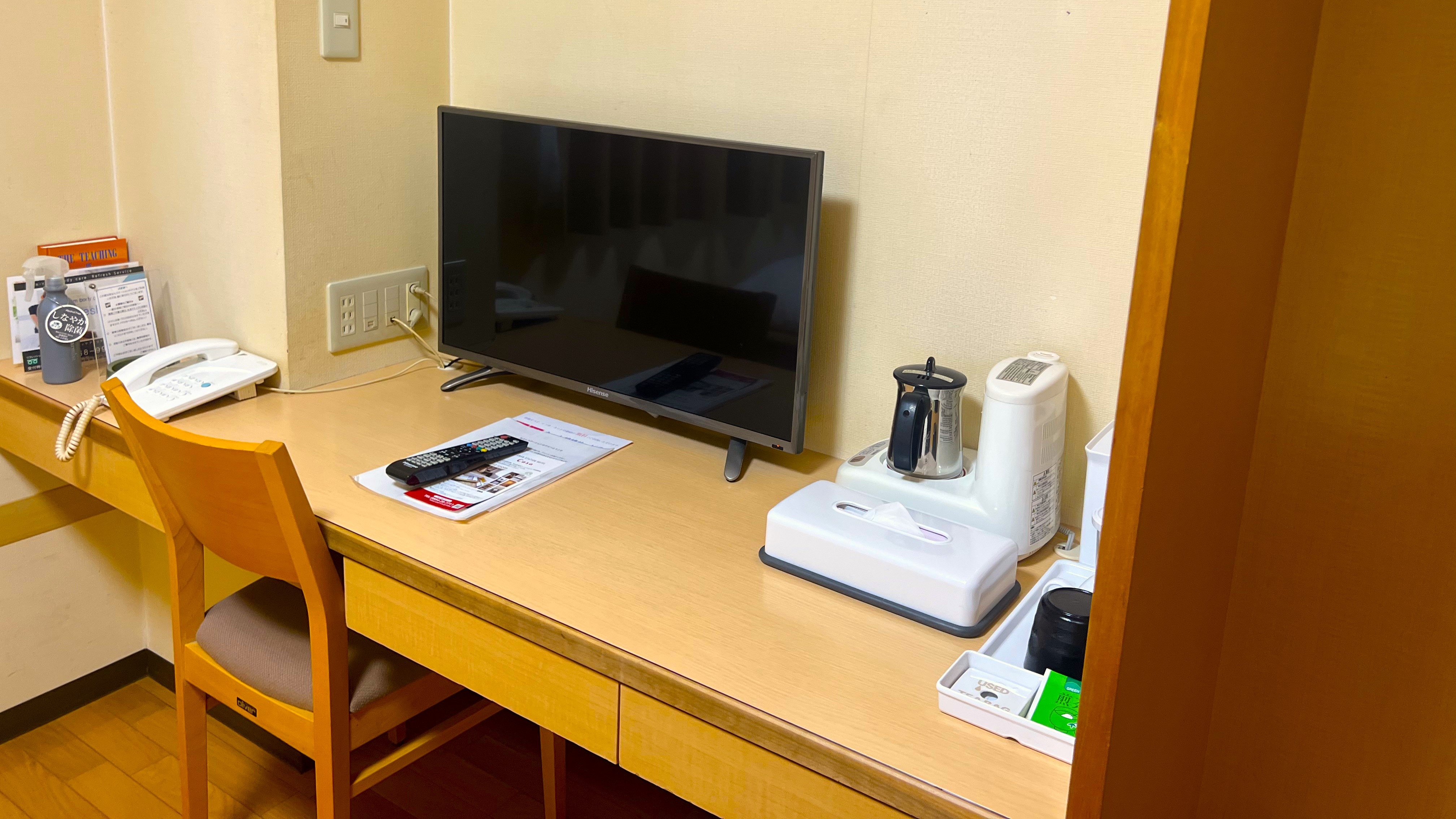 It is convenient for work and long-term stays, etc. with a spacious desk!