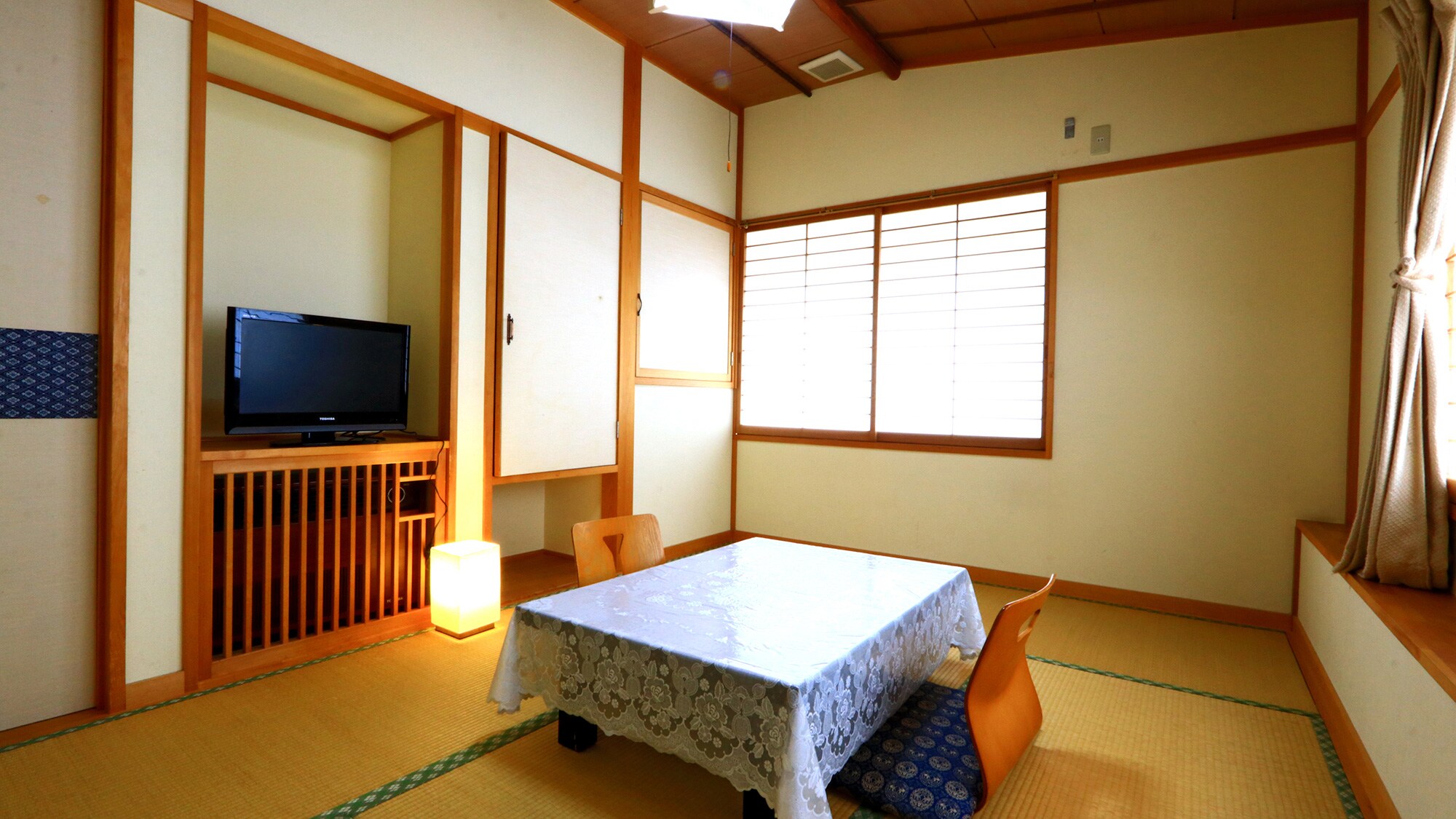 This is a 6 tatami Japanese-style room.