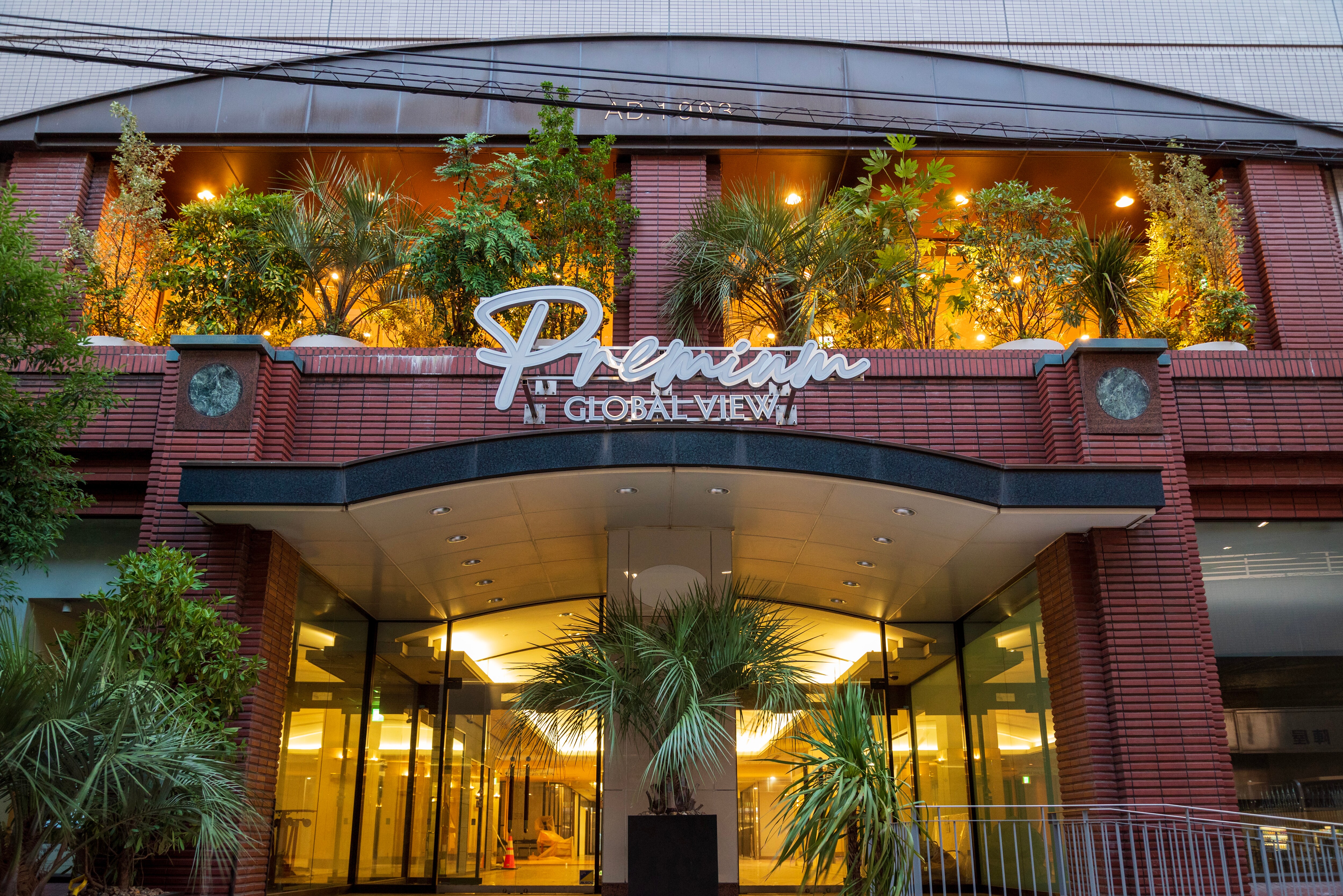 [飯店外觀]（夜晚）