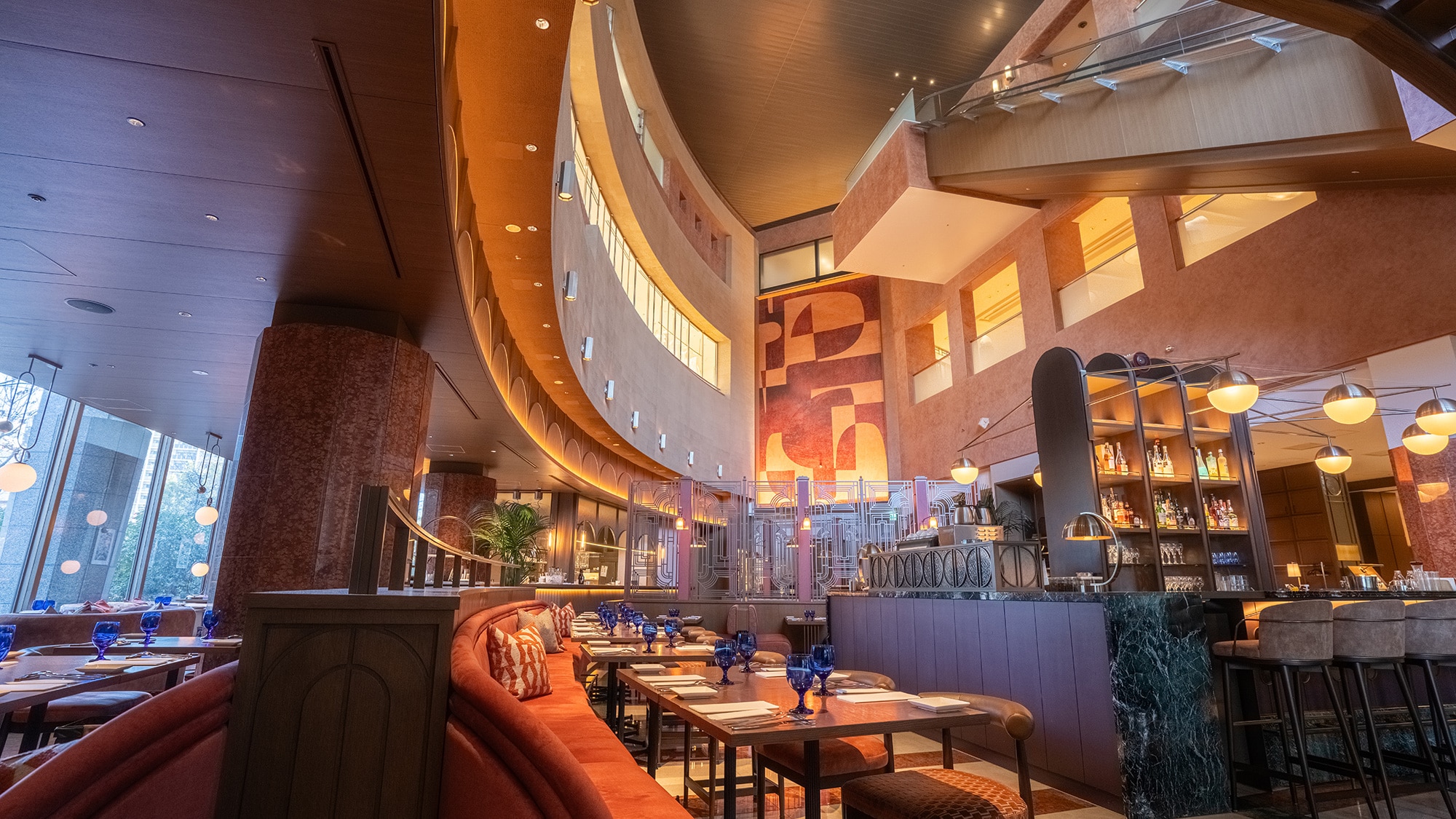 【MAIN DINING "sereno"】A luxurious time enjoying carefully prepared dishes in a relaxed atmosphere.