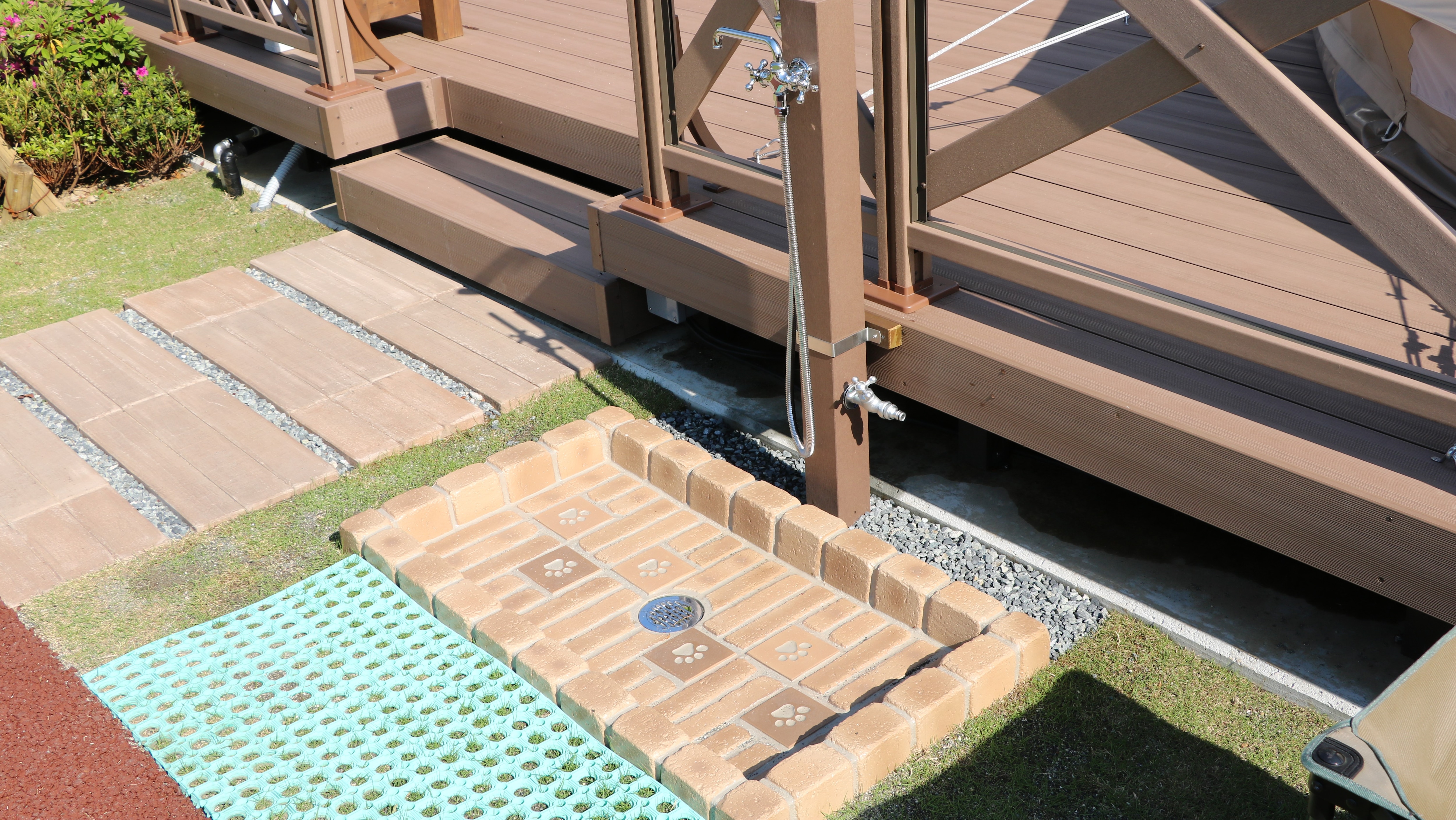 Pet foot washing area