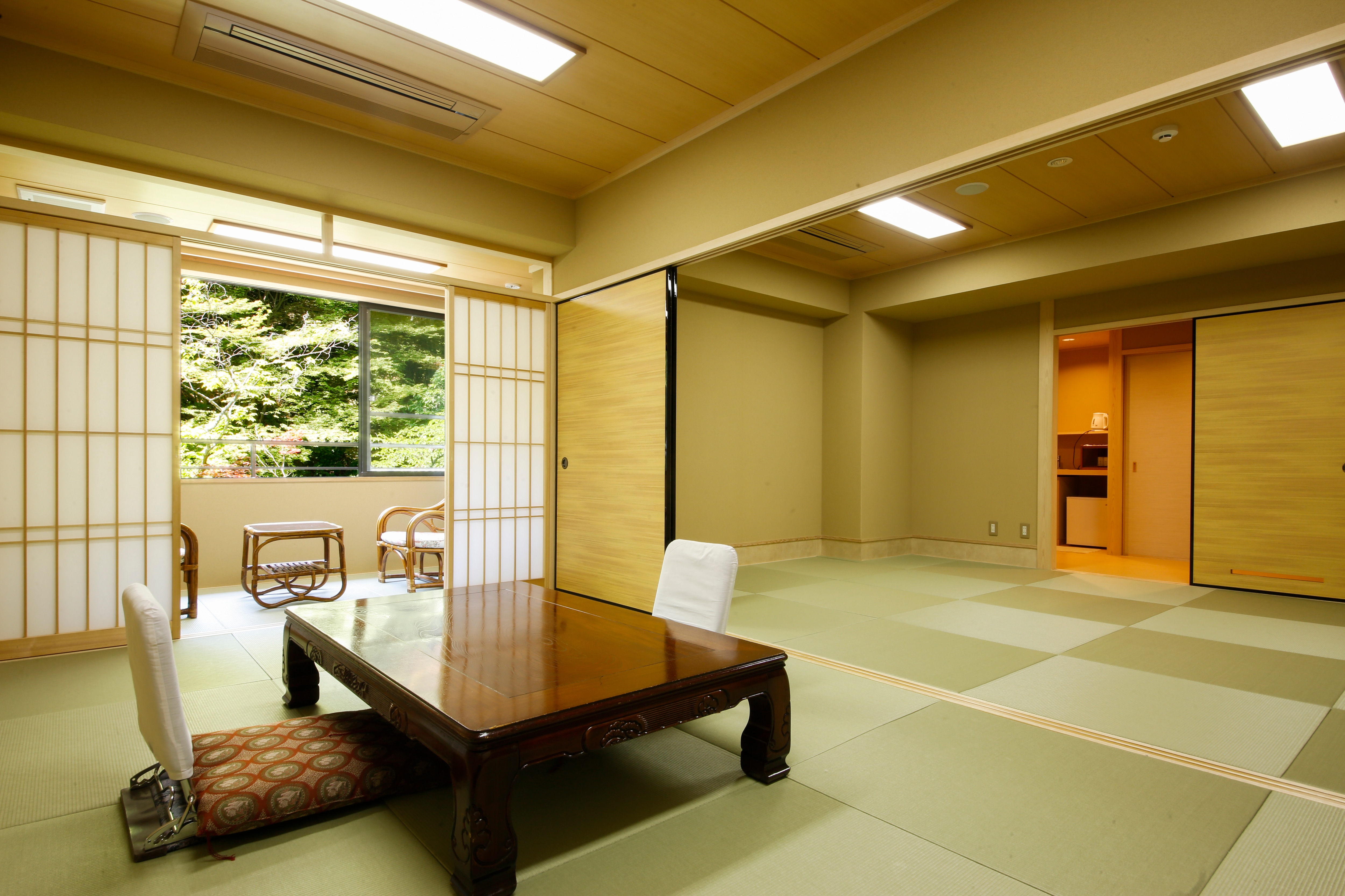 West Wing: An example of two adjoining Japanese-style rooms (photo is of a guest room on the 5th floor)