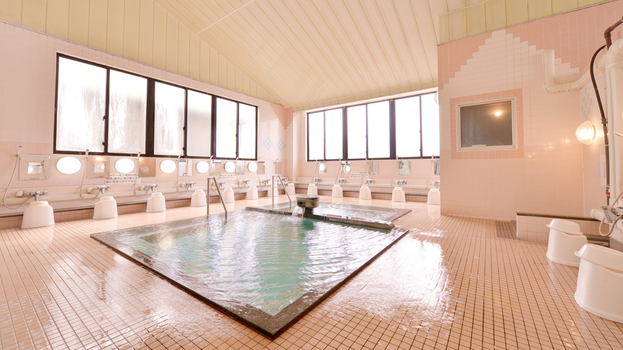 *Large public bath/This famous hot spring has long been known as a "bath that will prevent you from catching a cold," and will keep you warm even after you get out of the bath.
