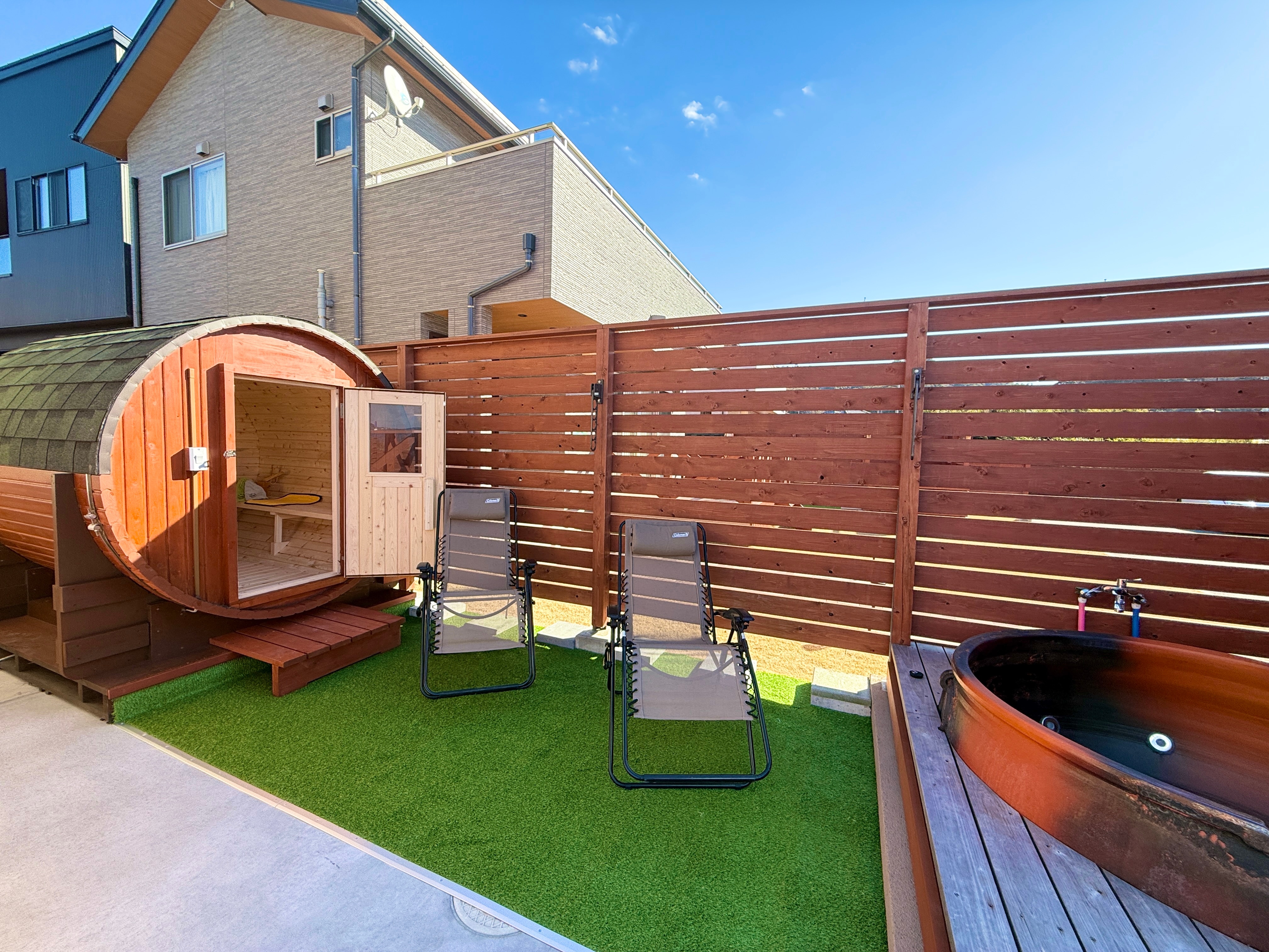 You can relax while enjoying the spectacular view of the beach and Mt. Fuji (Building A)