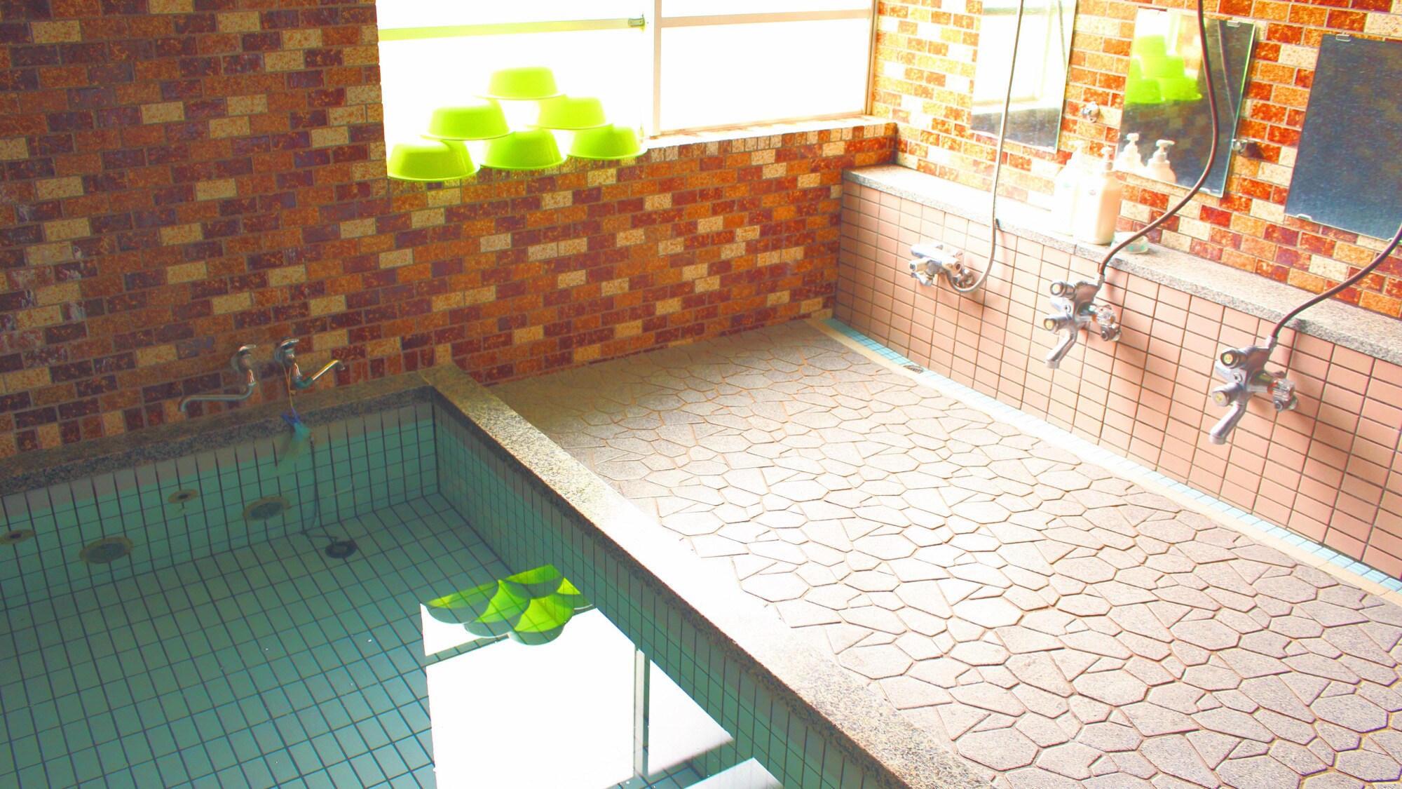 Large public bath: You can relax in the bathtub and soothe the fatigue of your journey.
