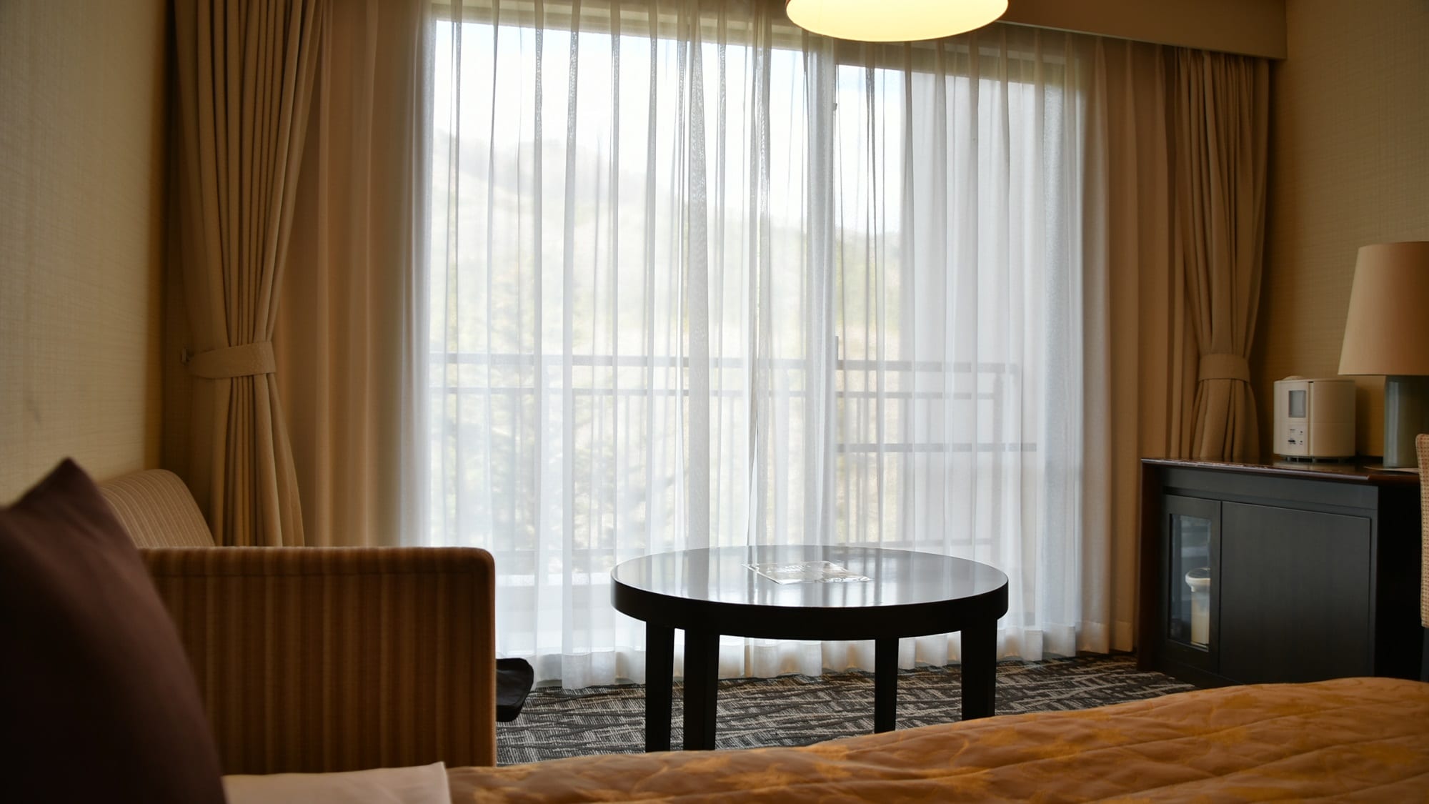 ☆Standard Twin (28.39m² / Capacity 2 people) | There is also a sofa and table by the window.