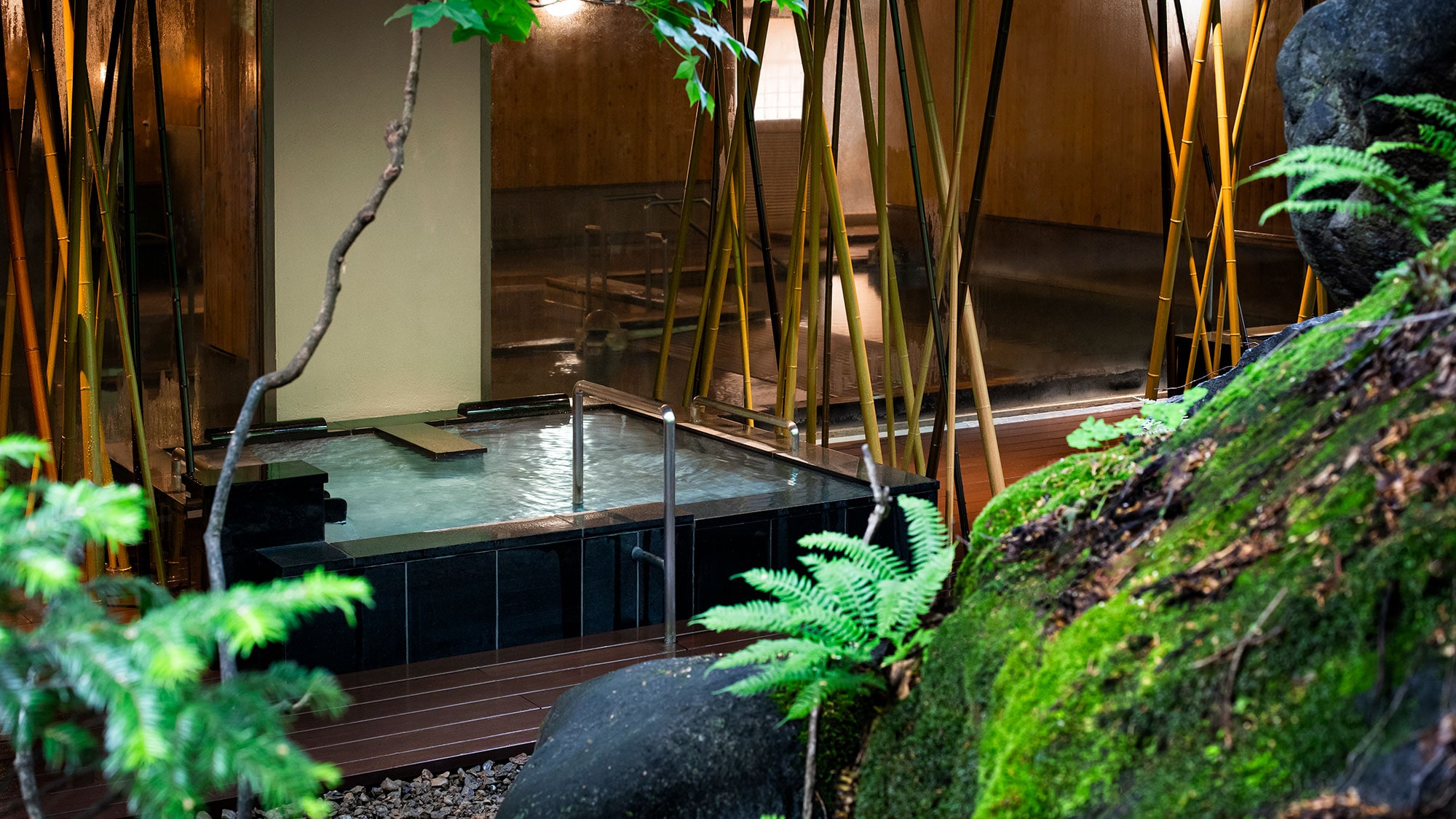 [Nature's Bath "Bird's Voice"] Relax in the bath while feeling the changing of the seasons.