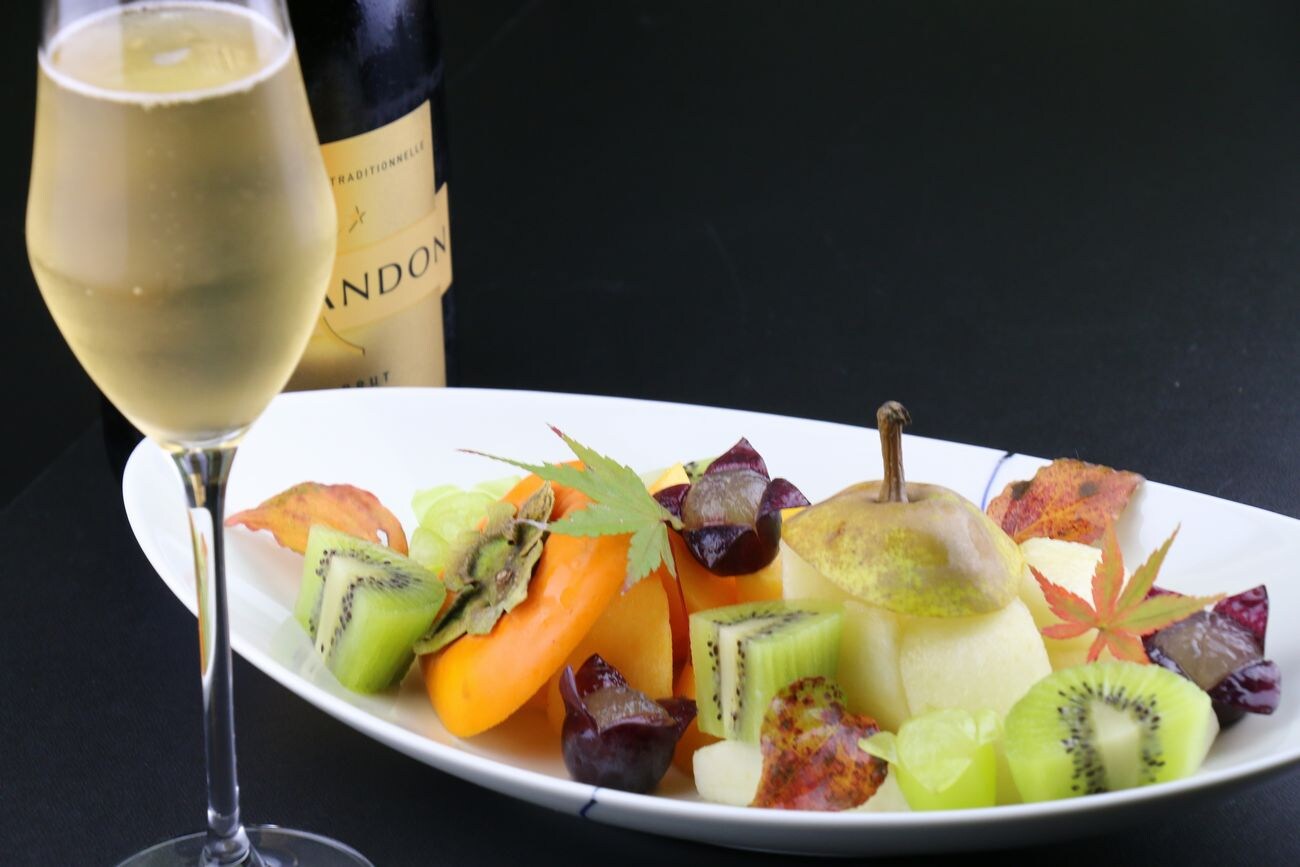Fruit platter and sparkling wine