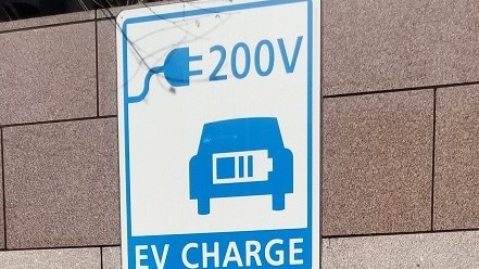 Electric vehicle charging station
