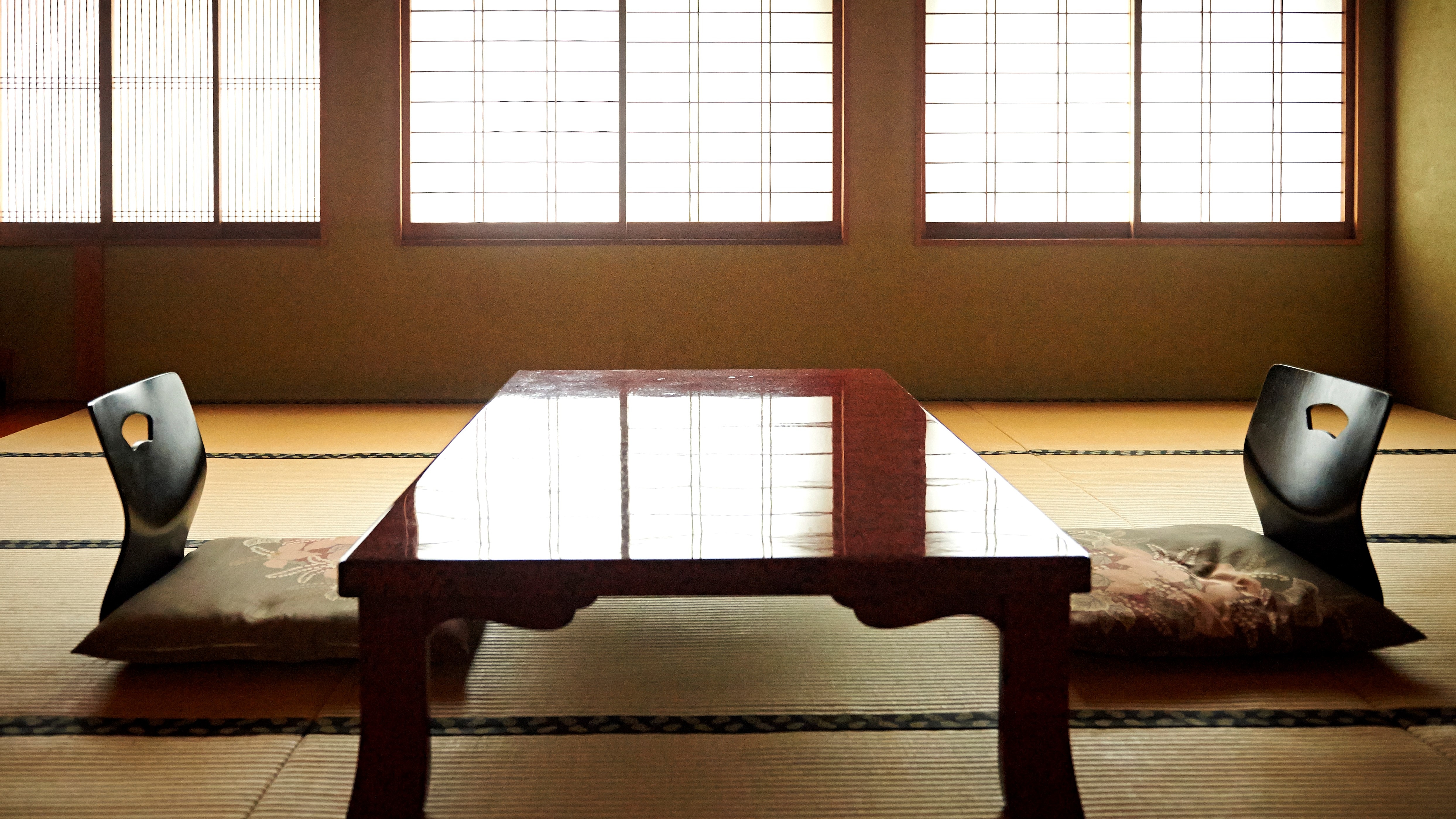 You can relax in the spacious Japanese-style room "Takasago no Ma" with 15 tatami mats.