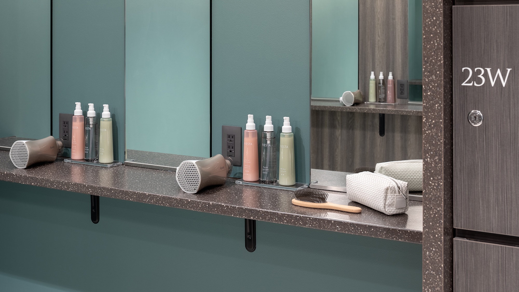 [Large communal bath] Women's amenities in the powder corner.