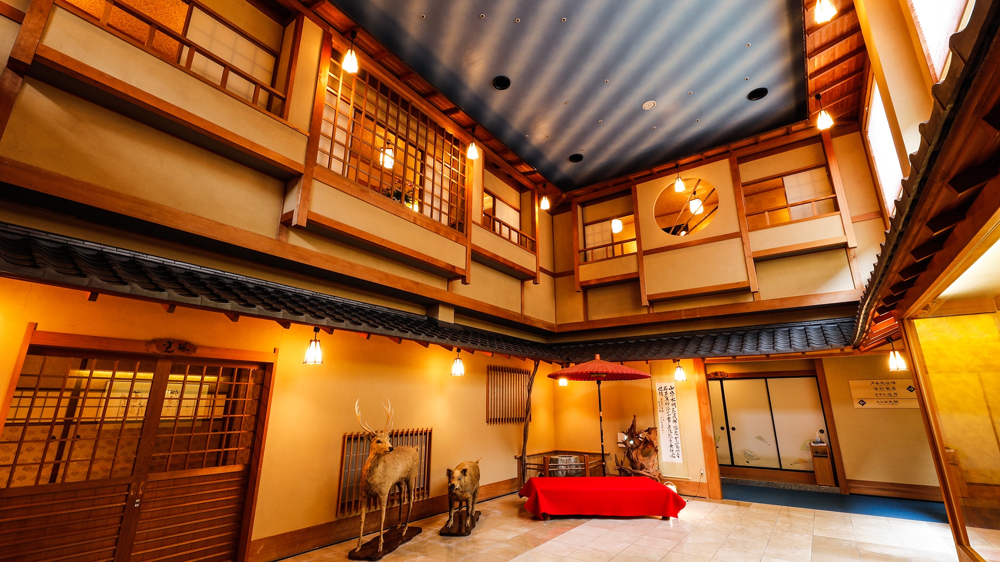 [Di dalam] Atrium di lorong