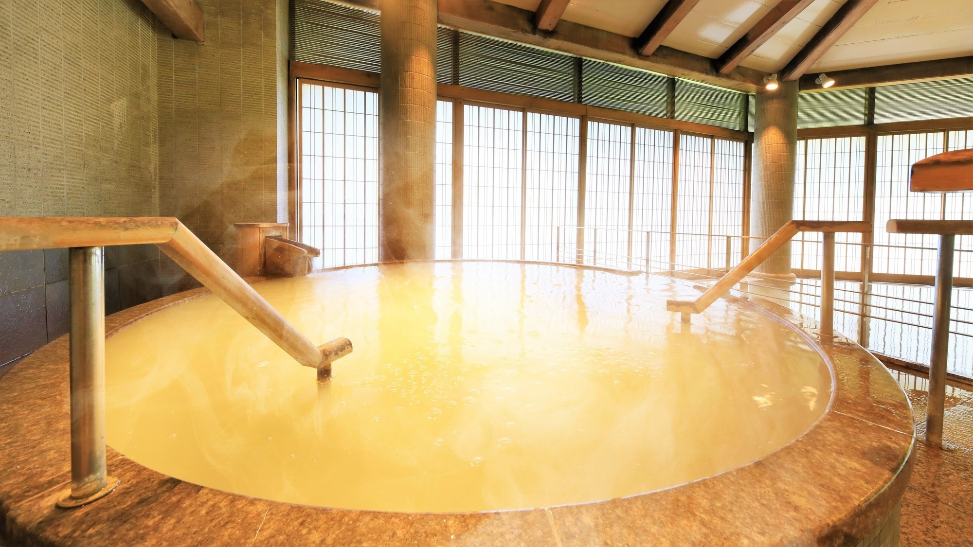 [3rd floor large bath, Rakuzan] Silk bath with micro bubbles that gently stimulate the skin and have a beauty effect.