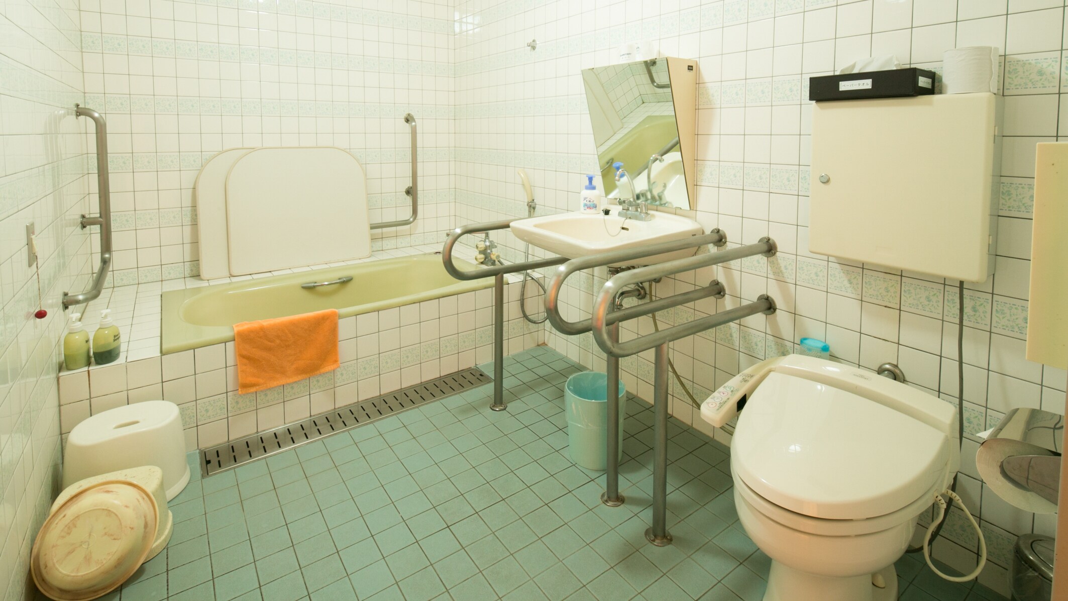 Barrier-free Western-style unit bath