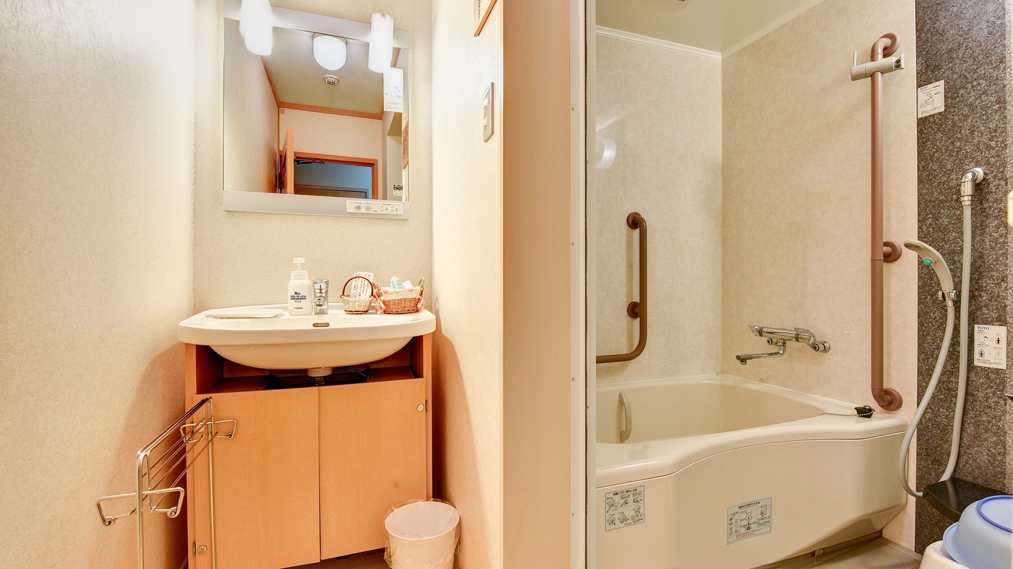 *12 tatami Japanese-style room. The wash basin is separate and easy to use.