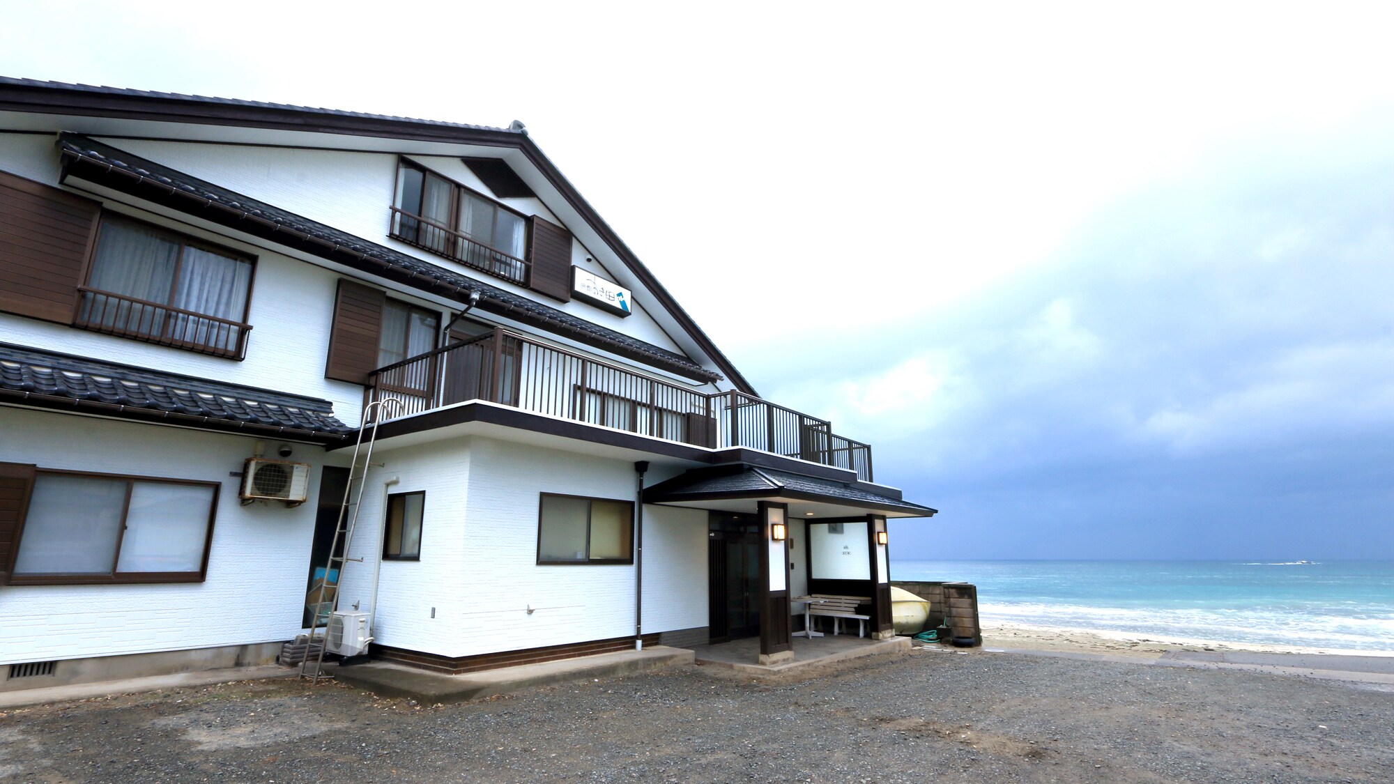 The Sea of Japan stretches out before your eyes. This simple inn is located right in front of the beach.