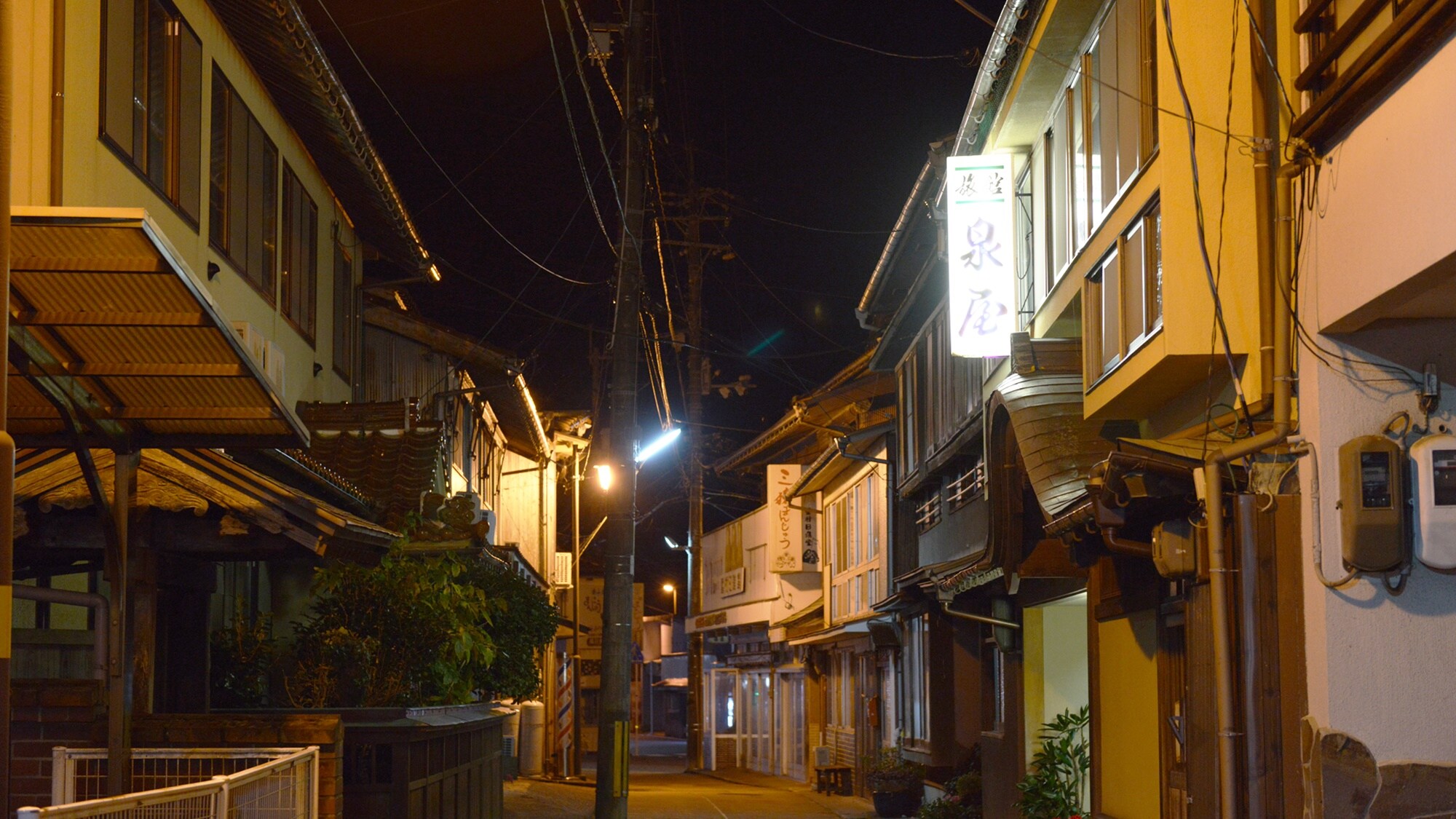 *[Entrance] We look forward to welcoming you to our traditional and relaxing hot spring inn.