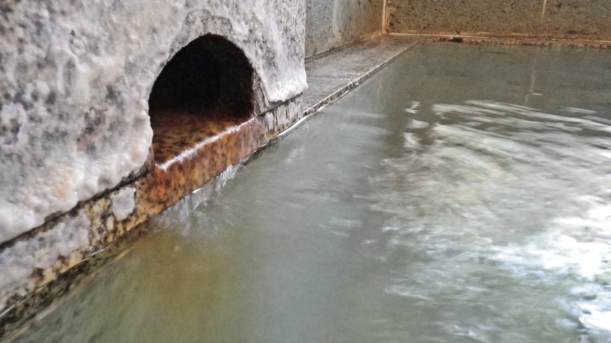 * The indoor bath / moisturizing chloride spring is safe for people with sensitive skin.