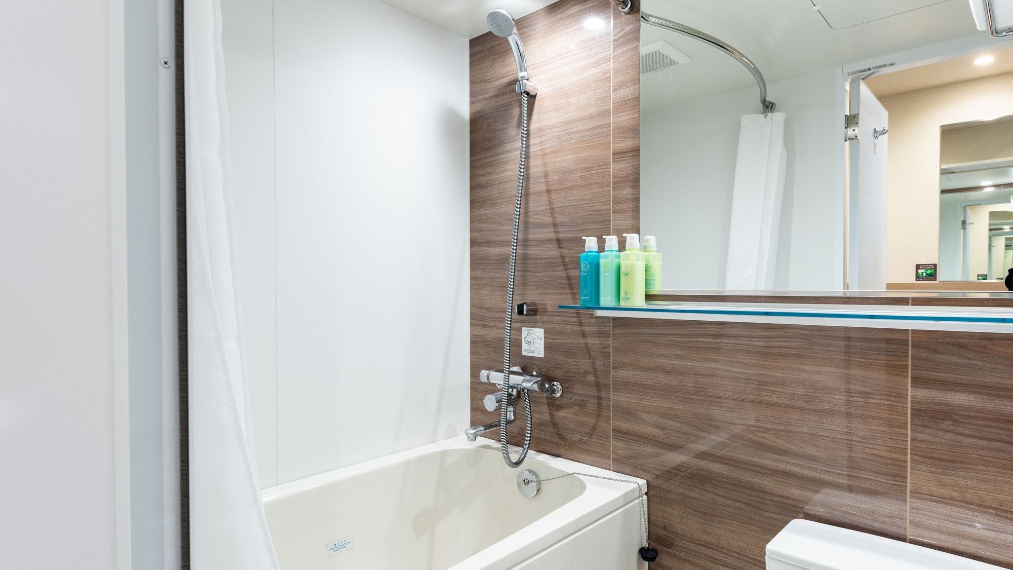 Double room and bathroom *Image