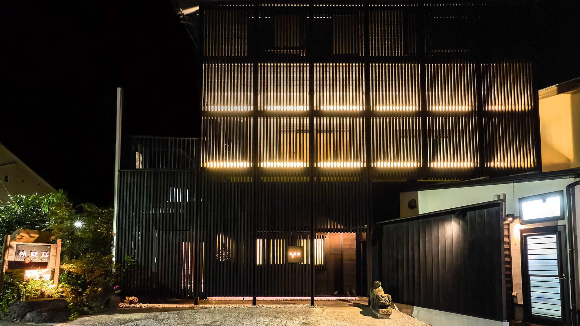 ・[Exterior] Please relax in the warm light of "Hakone Yumoto Onsen Seikanso."