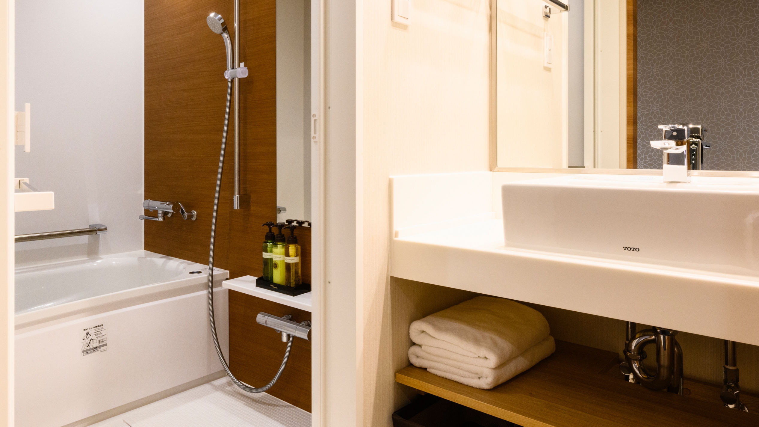 ダブル、ツインのバスルームは洗い場付♪大きなバスタブで温まってください