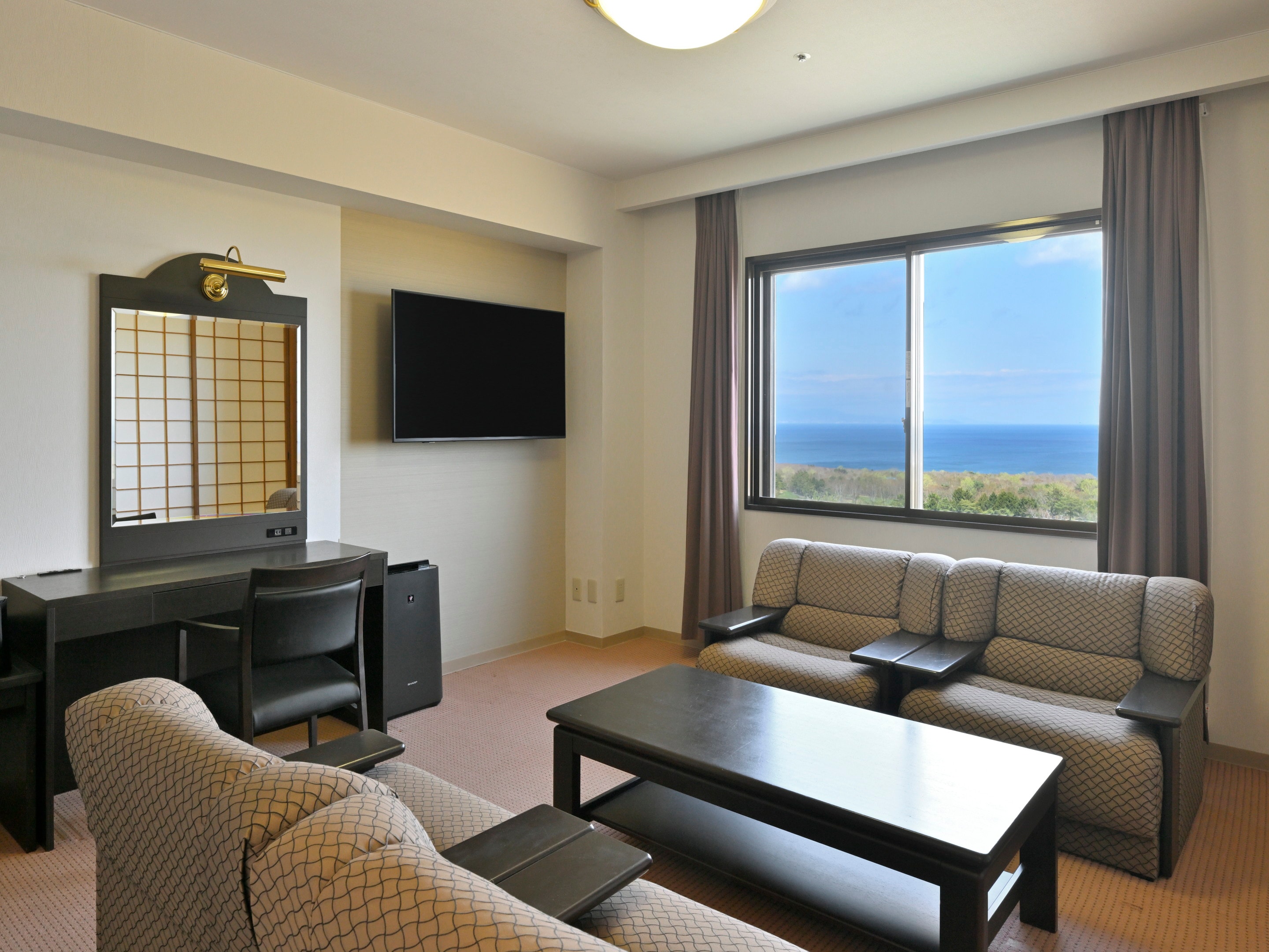 Modern Western-style room with moderate Japanese-Western style decor, 70 sq m, ocean view.