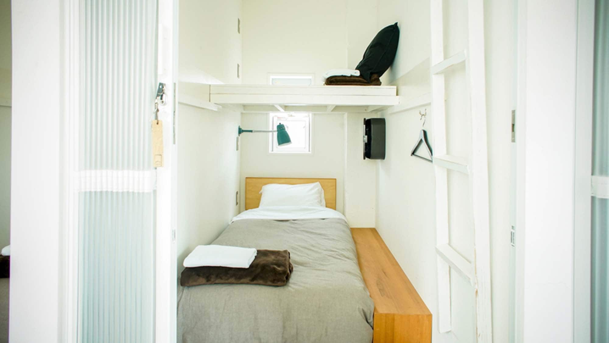 ・ [Cabin Floor] A cabin-style private dormitory like a sleeper express.