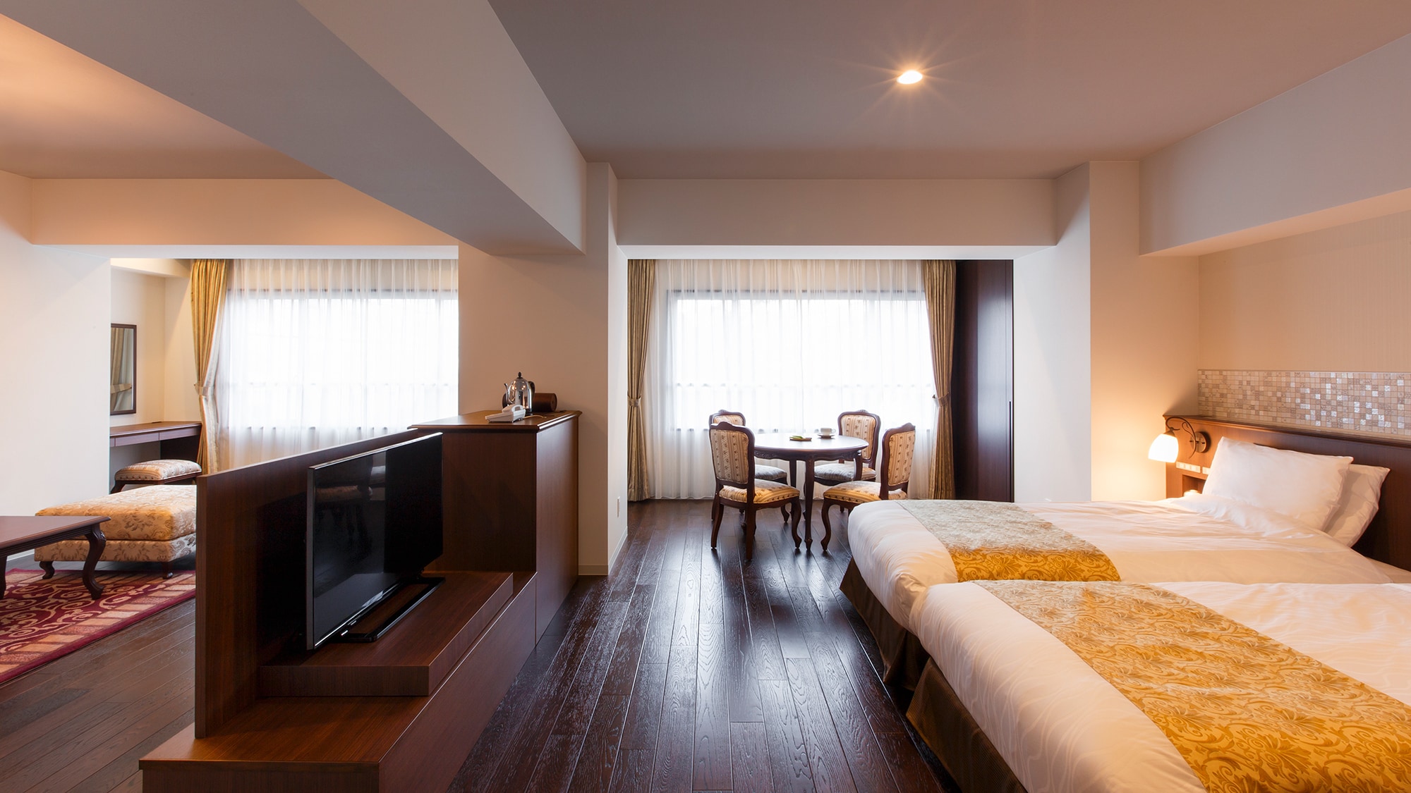 [Taisho Romantic Twin Room Example] The rotating TV can be viewed from either the living room or the bed.