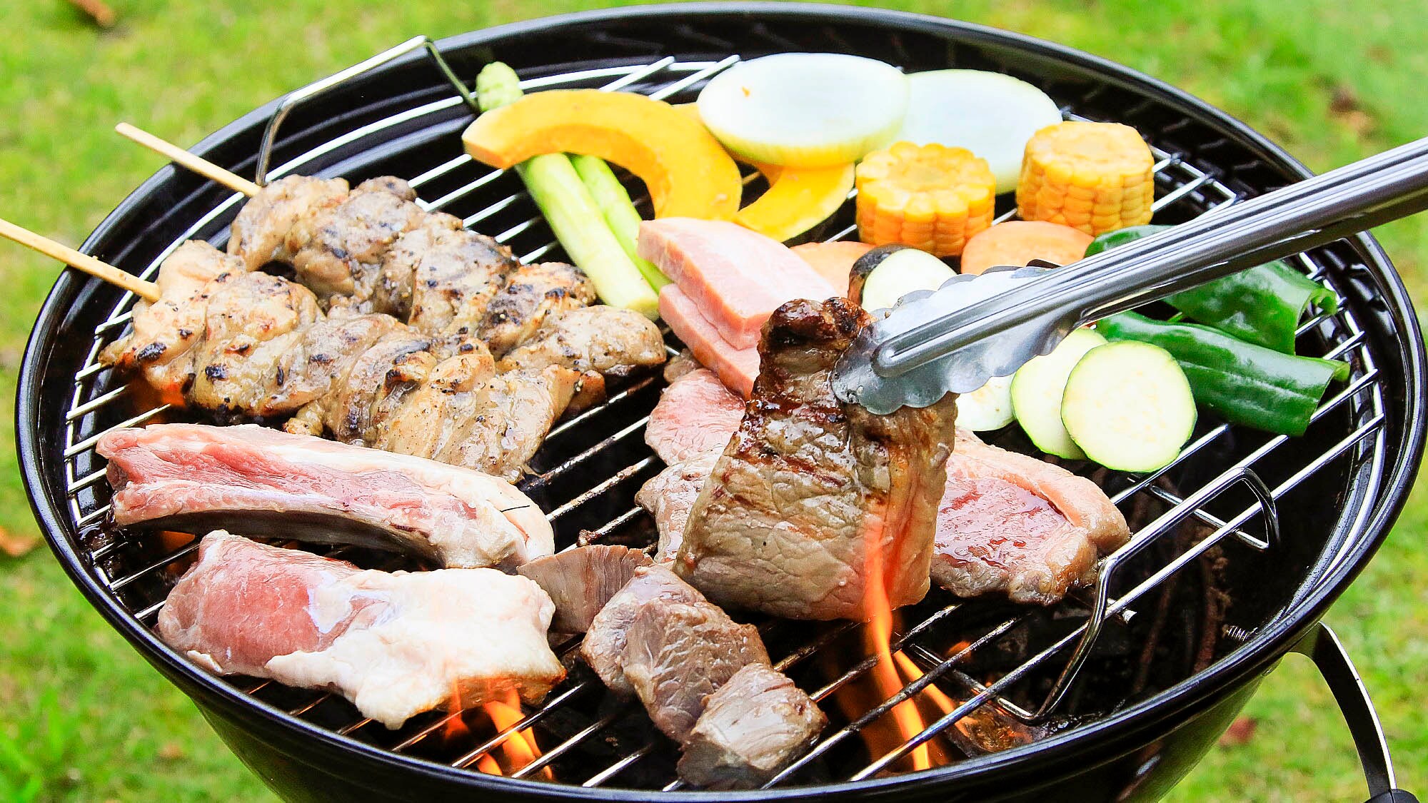 ・Contoh makan malam BBQ yang lezat (tenda kapas)