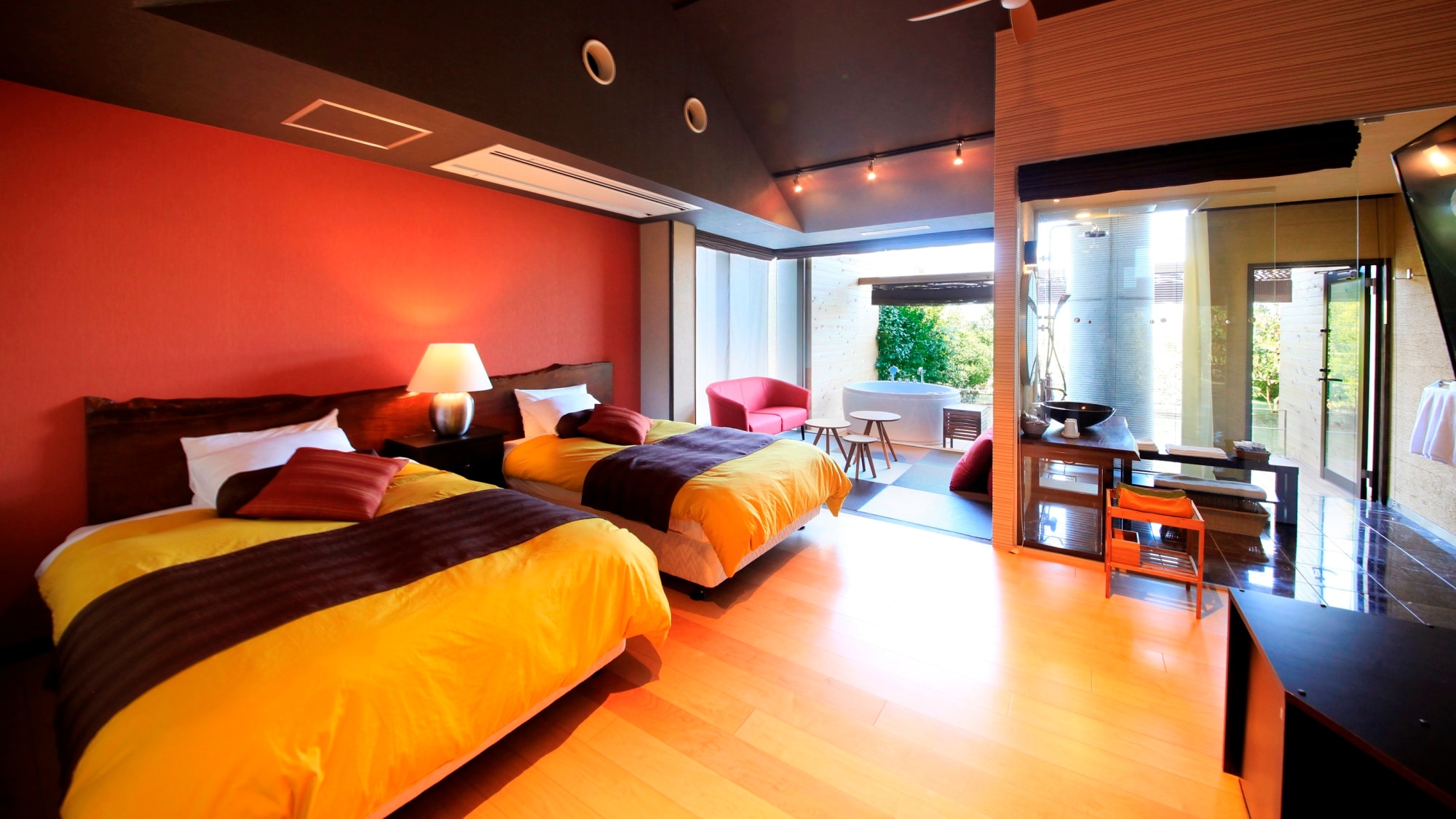 [Japanese and Western rooms with open-air bath] Spacious guest rooms
