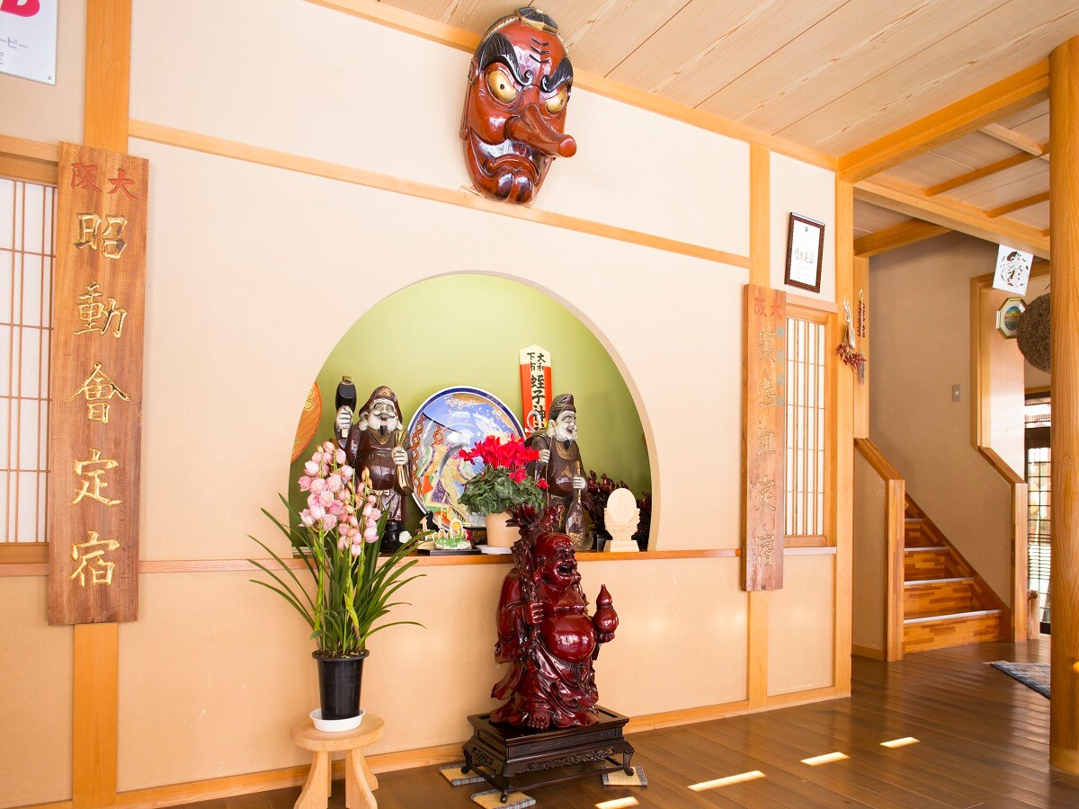 The entrance is full of the warmth of wood. The floor polished by the proprietress twice in the morning and evening is shiny