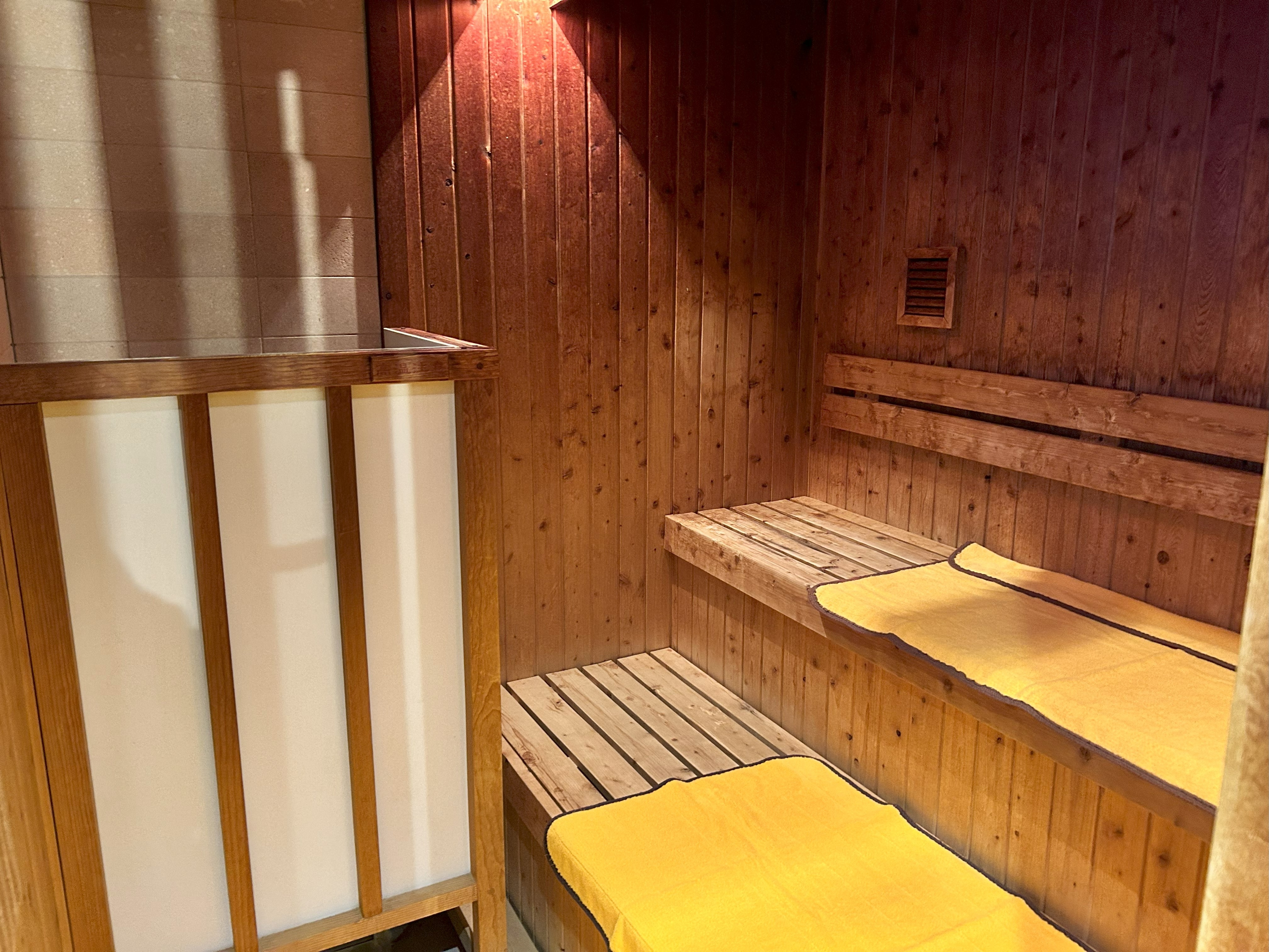 Men's large bath and sauna
