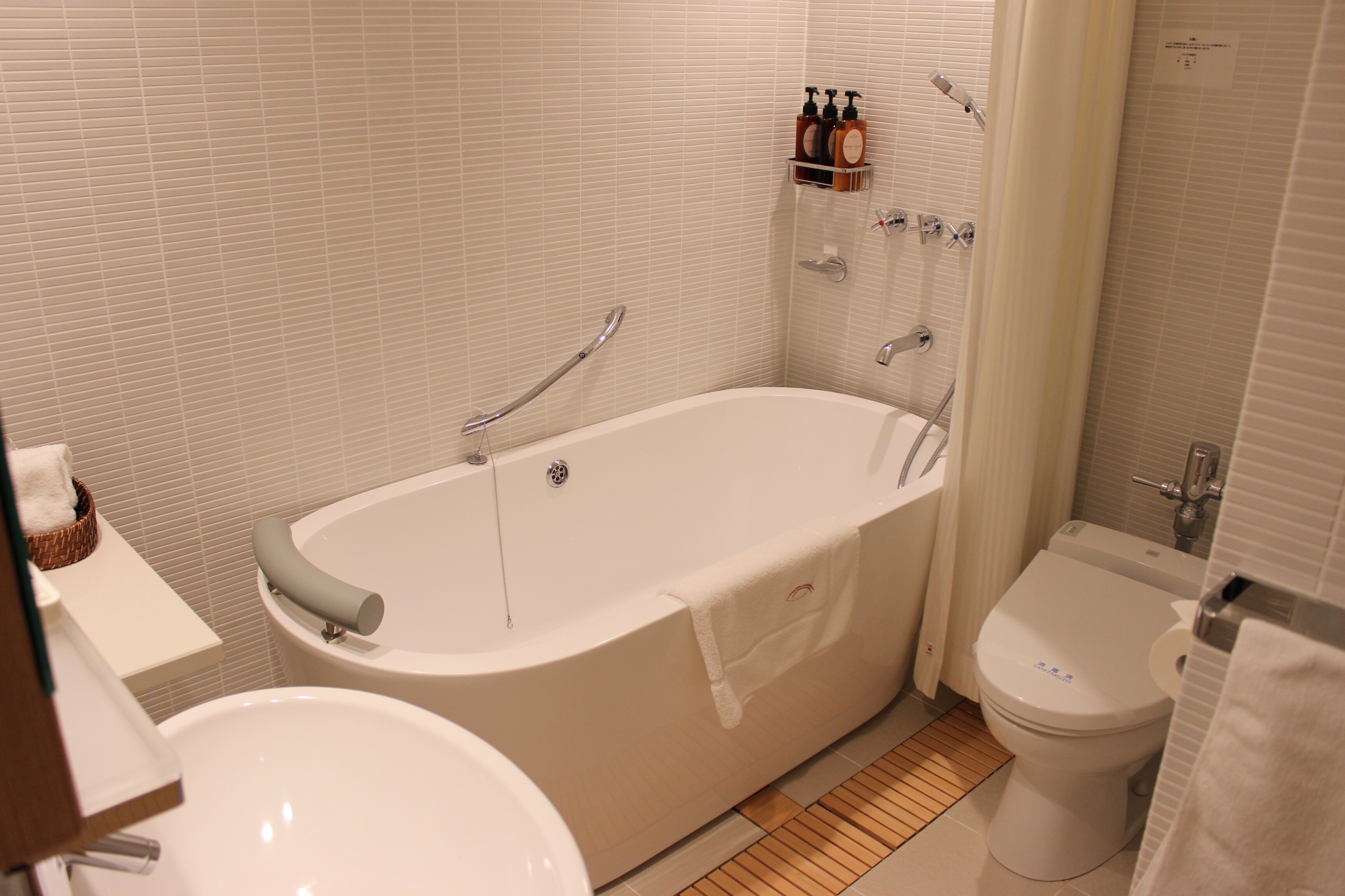 Deluxe Japanese-Western room bathroom