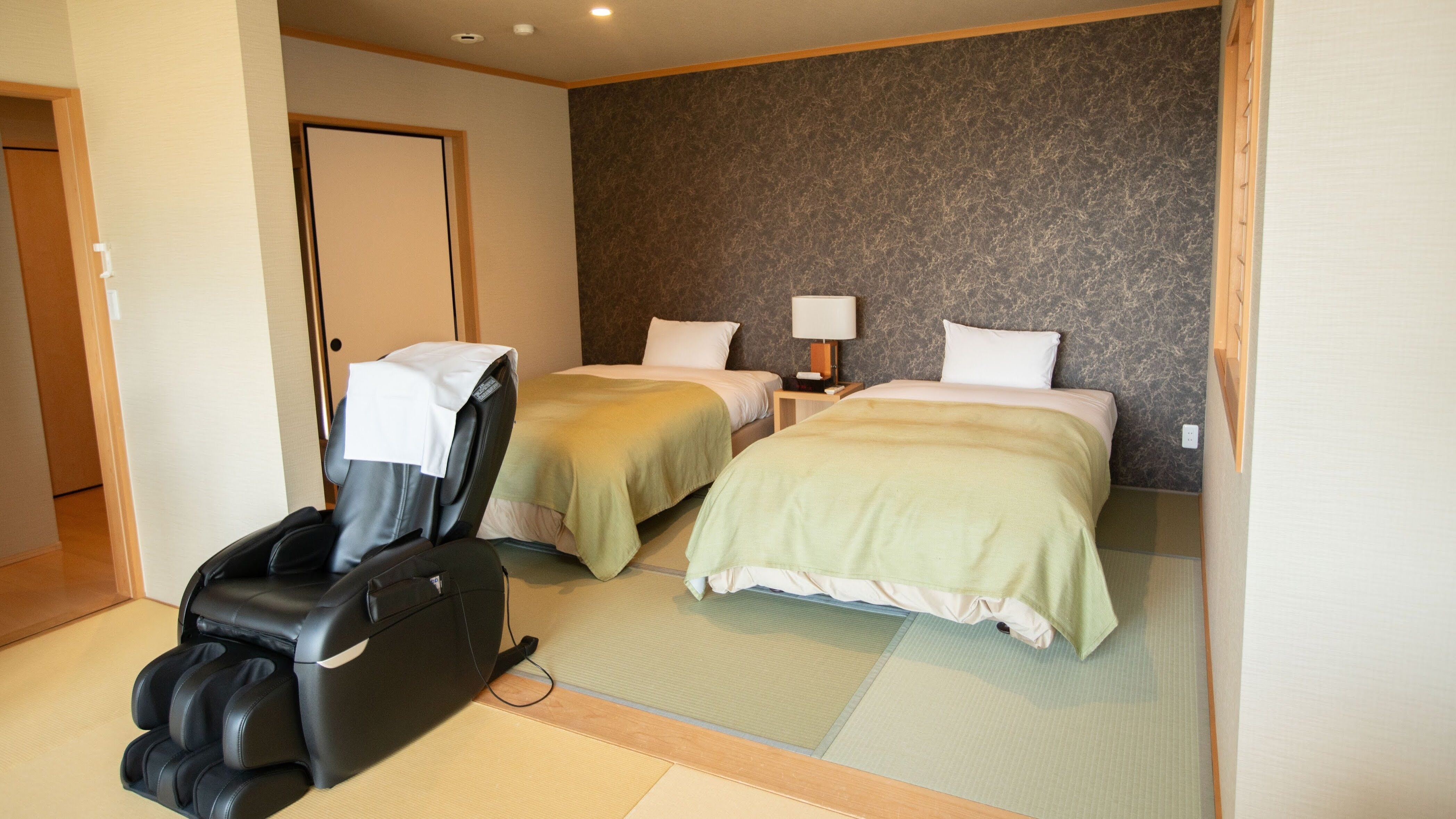 [Annex - Saburo-no-Iori] A modern Japanese-Western style room with a 16-tatami open-air bath. Please take your time and relax.