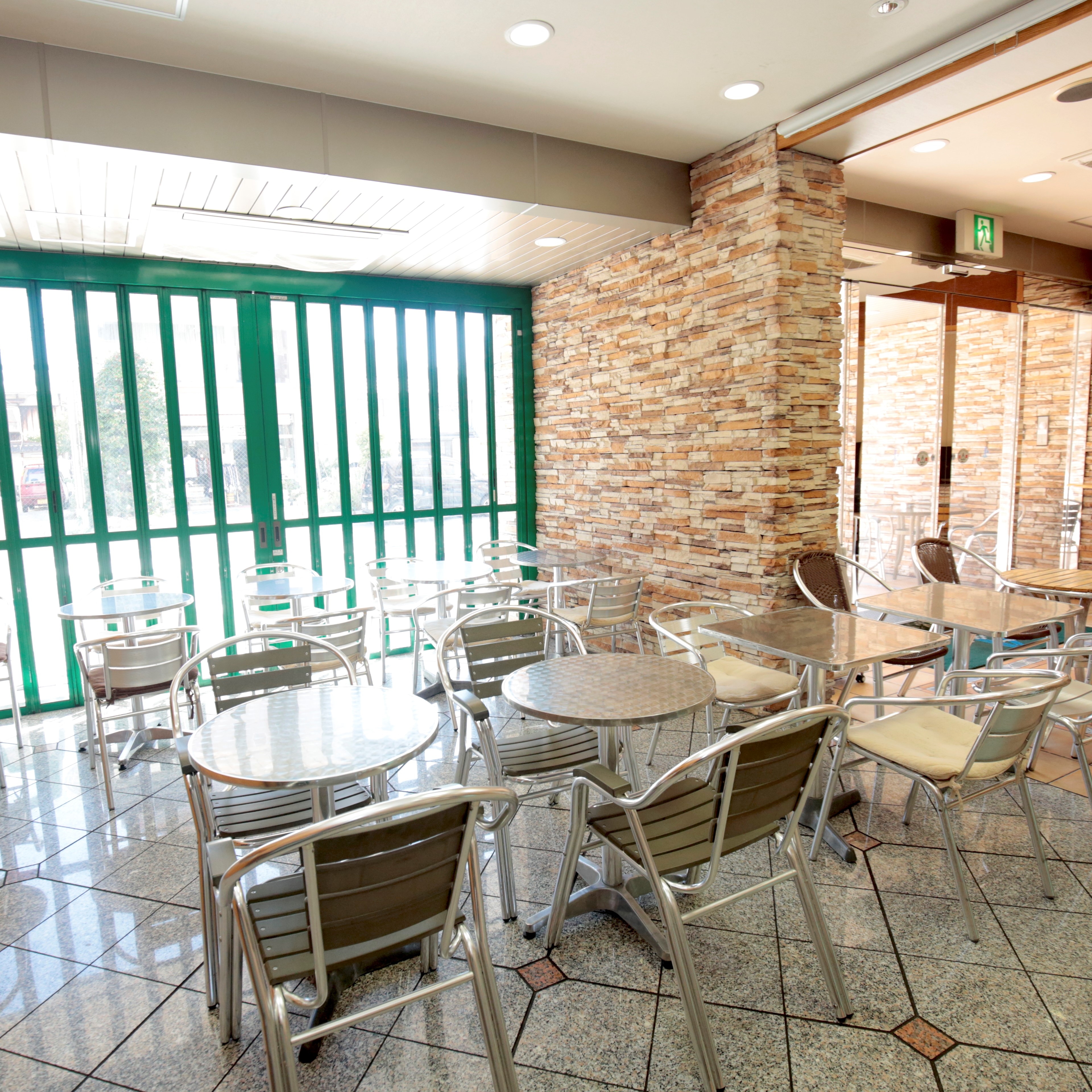 在開放式的咖啡廳空間享用早餐！