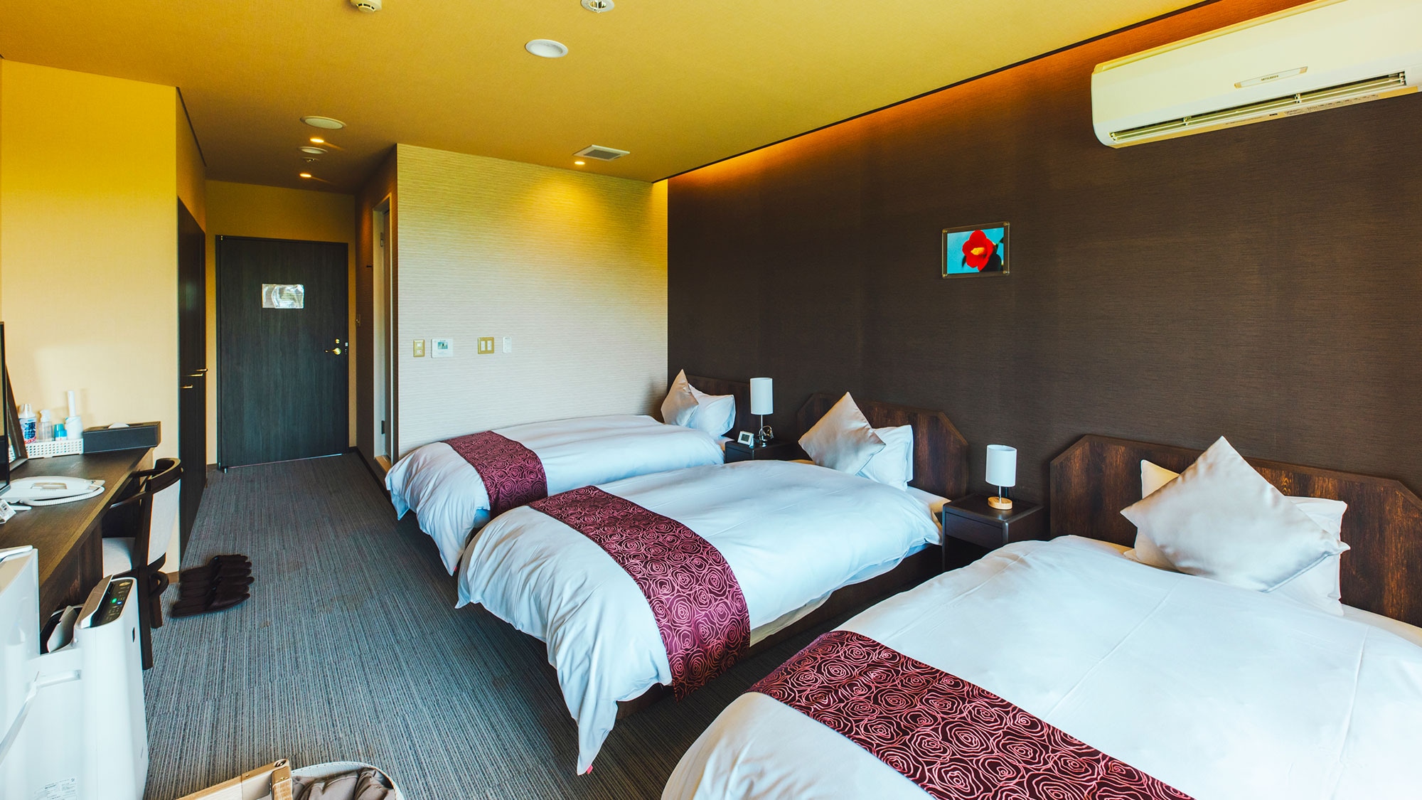 [Triple] A room that can comfortably accommodate 3 adults and a pet.