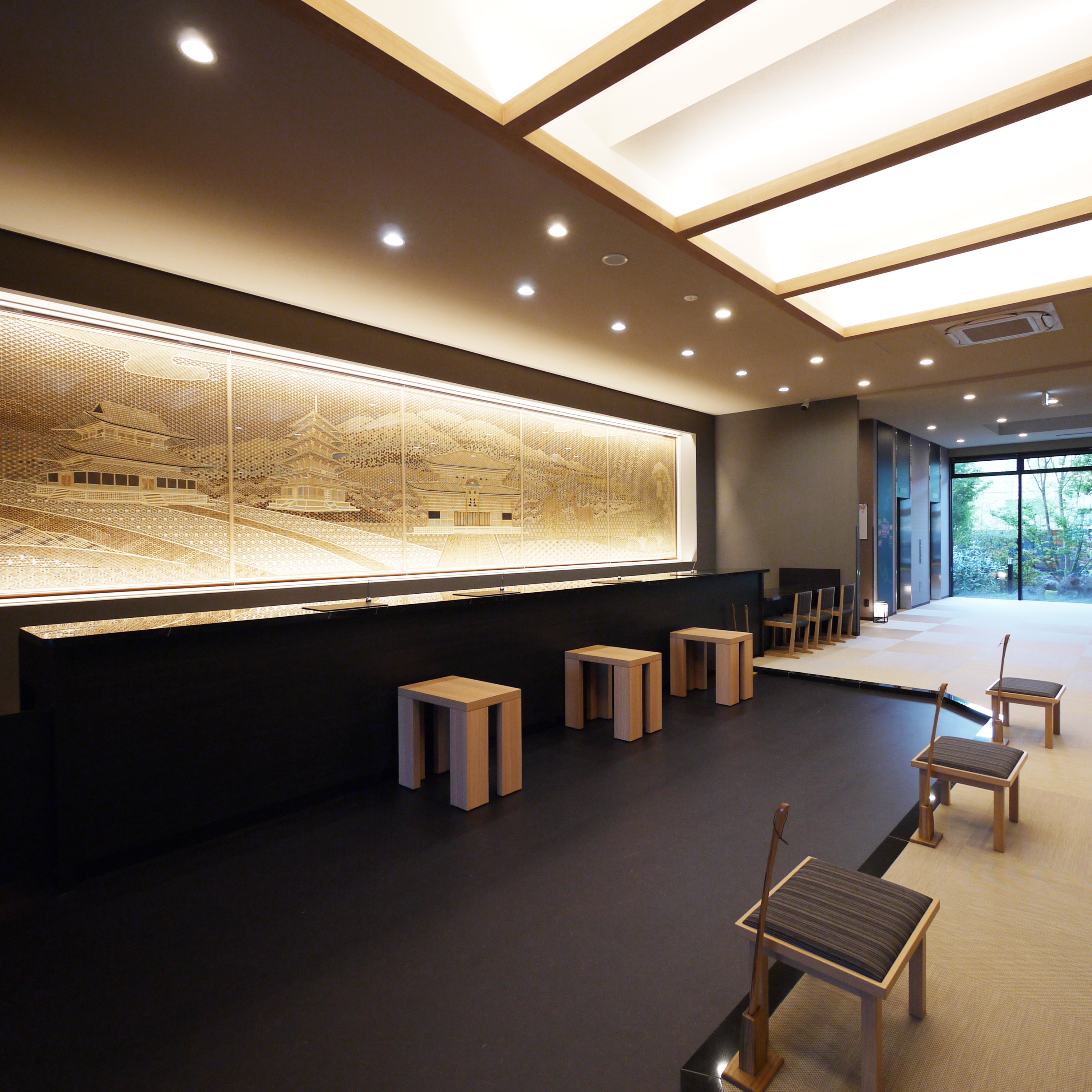 <Front lobby> After check-in, you can take off your shoes and relax as if you were in an inn.