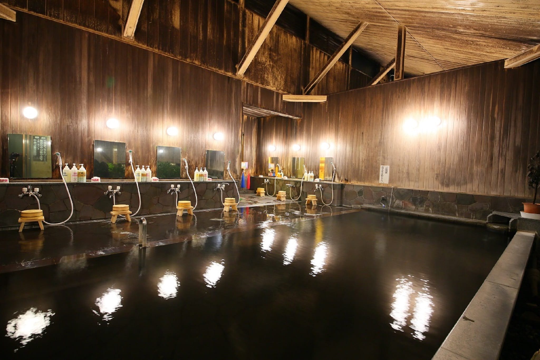 It is a natural indoor bath with a big feeling of openness.